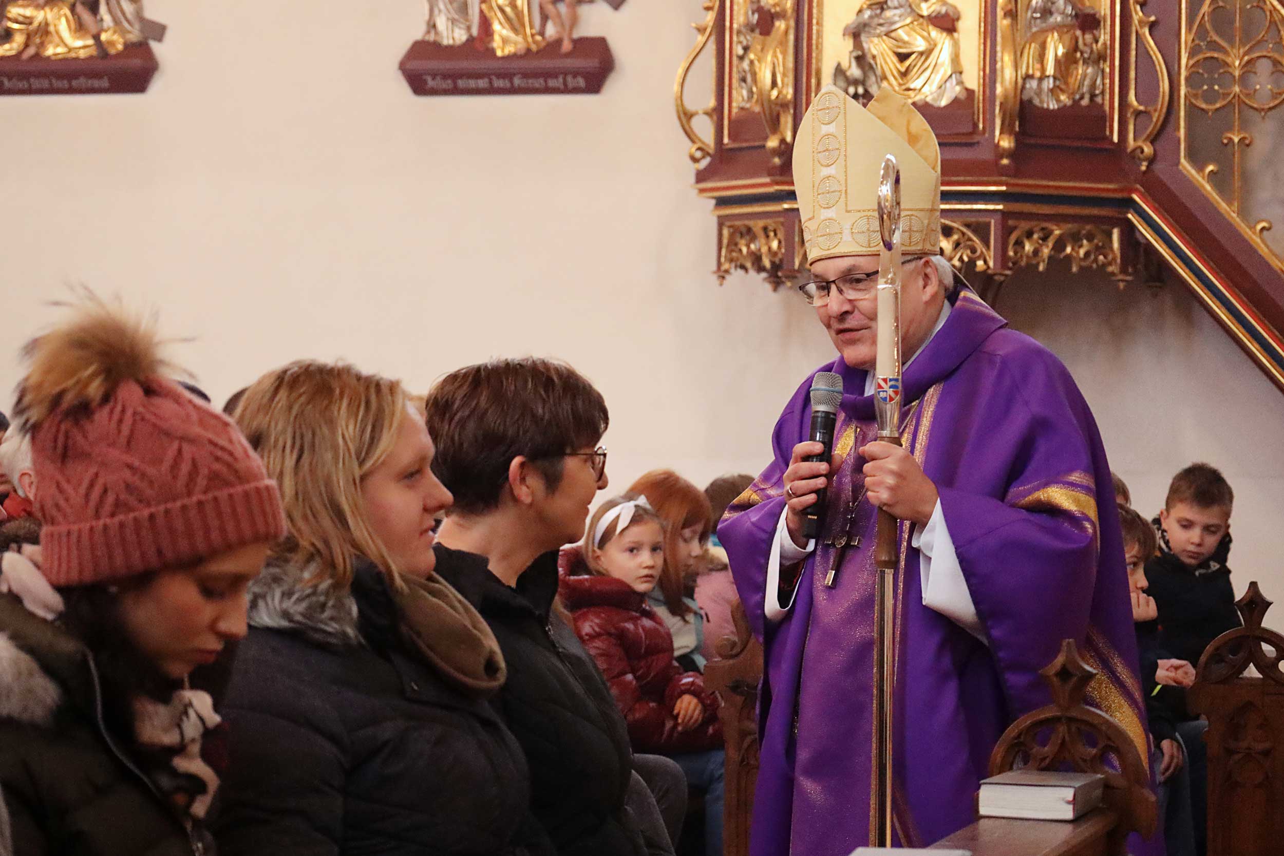 ottering | © Sabrina Melis Bischof Dr. Rudolf Voderholzer predigte in Ottering mitten unter den Gläubigen.