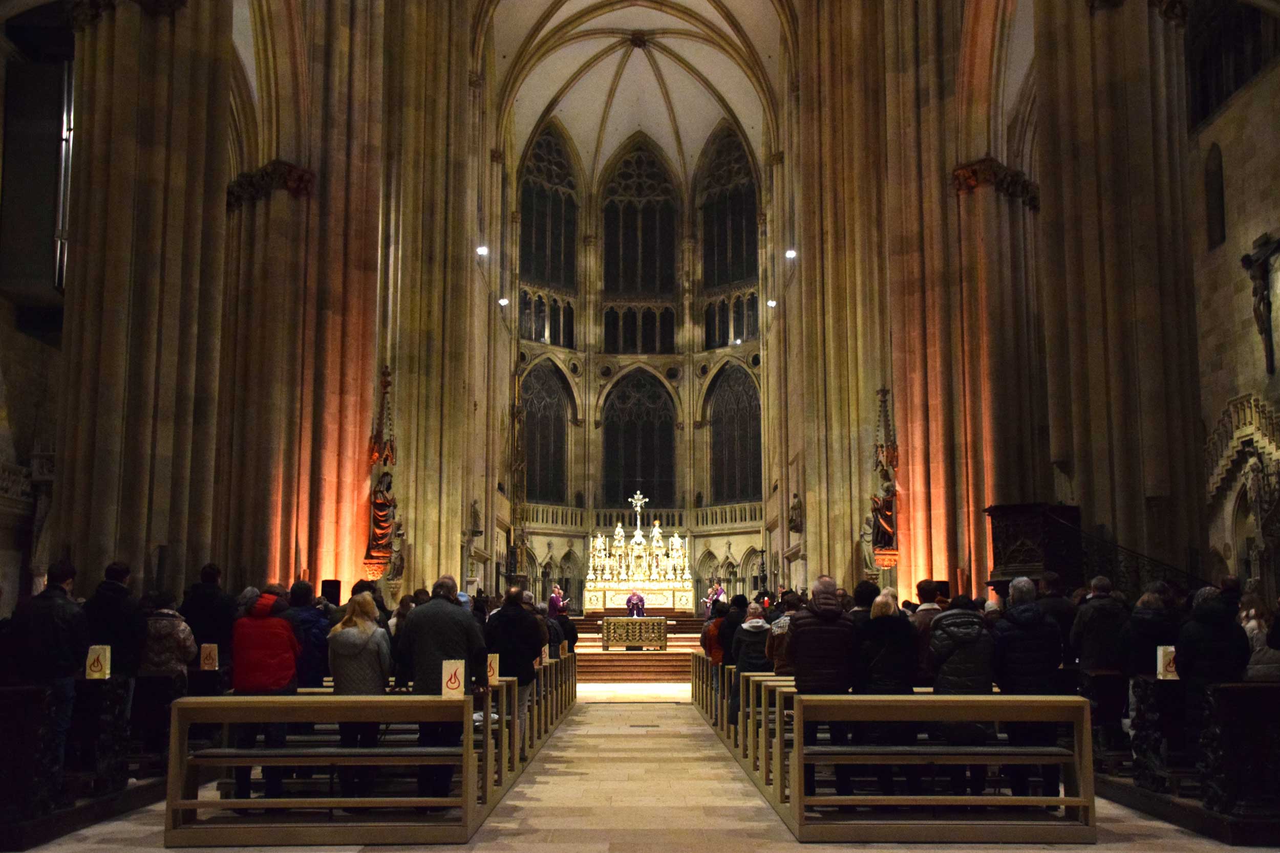 nightfev | © Franziska Reiß kirchenschiff des regensburger doms in kerzenlicht getaucht