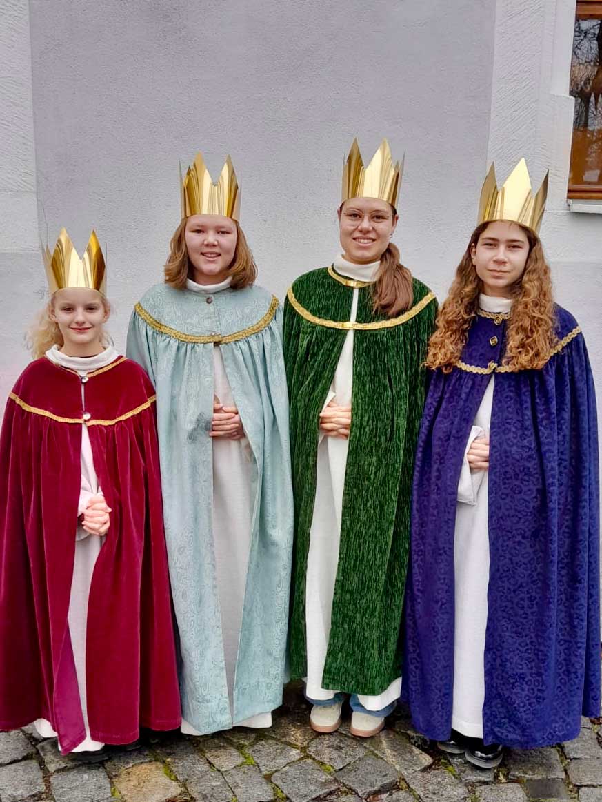 Gruppenbild von Sternsingerinnen