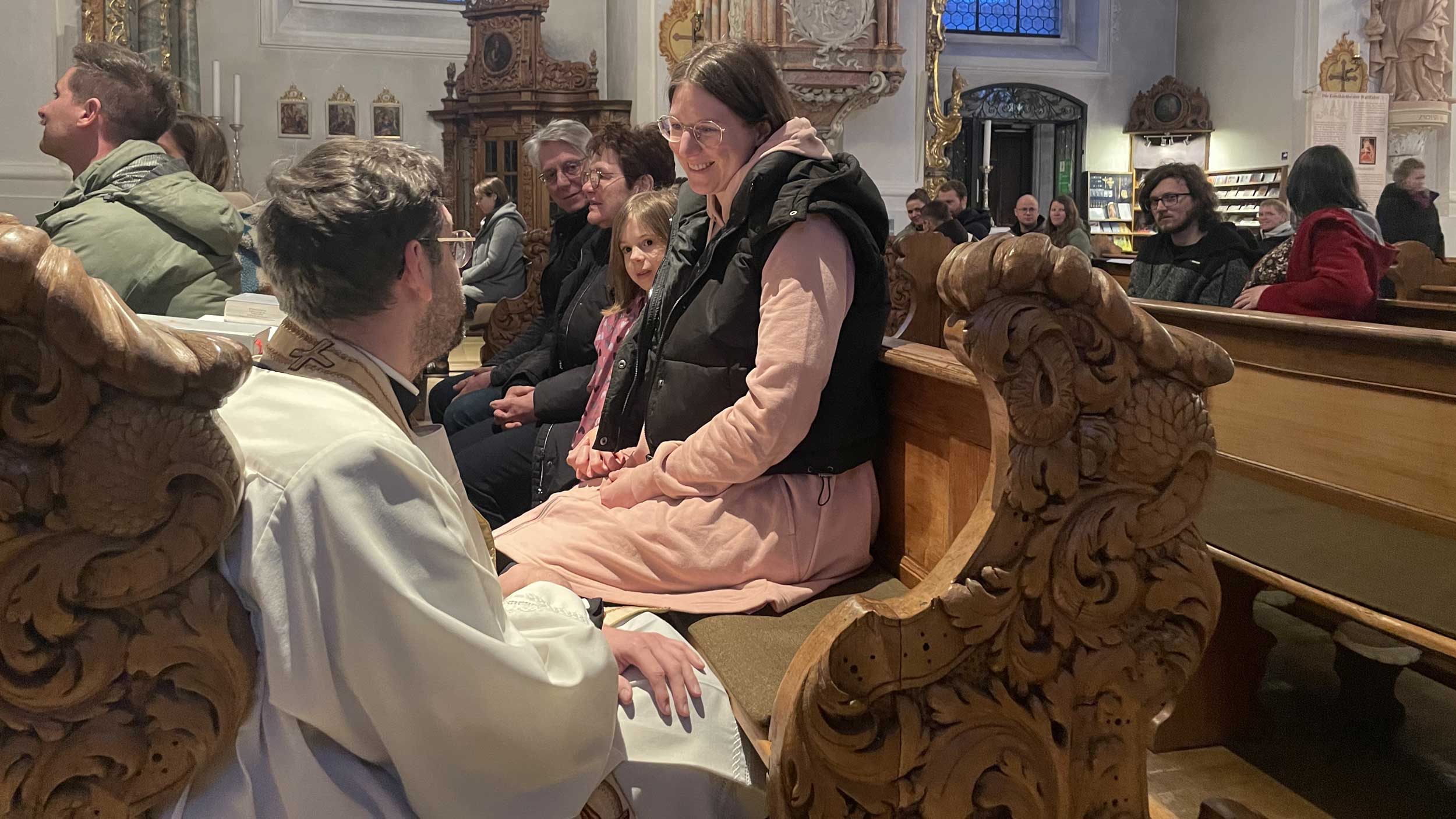Segnungsgottesdienst für Schwangere in der Wallfahrtskirche Maria Hilf in Amberg: Nach den Fürbitten hatte jedes Paar die Möglichkeit, ein Licht an der Osterkerze zu entzünden und dazu eine persönliche Fürbitte zu sprechen.