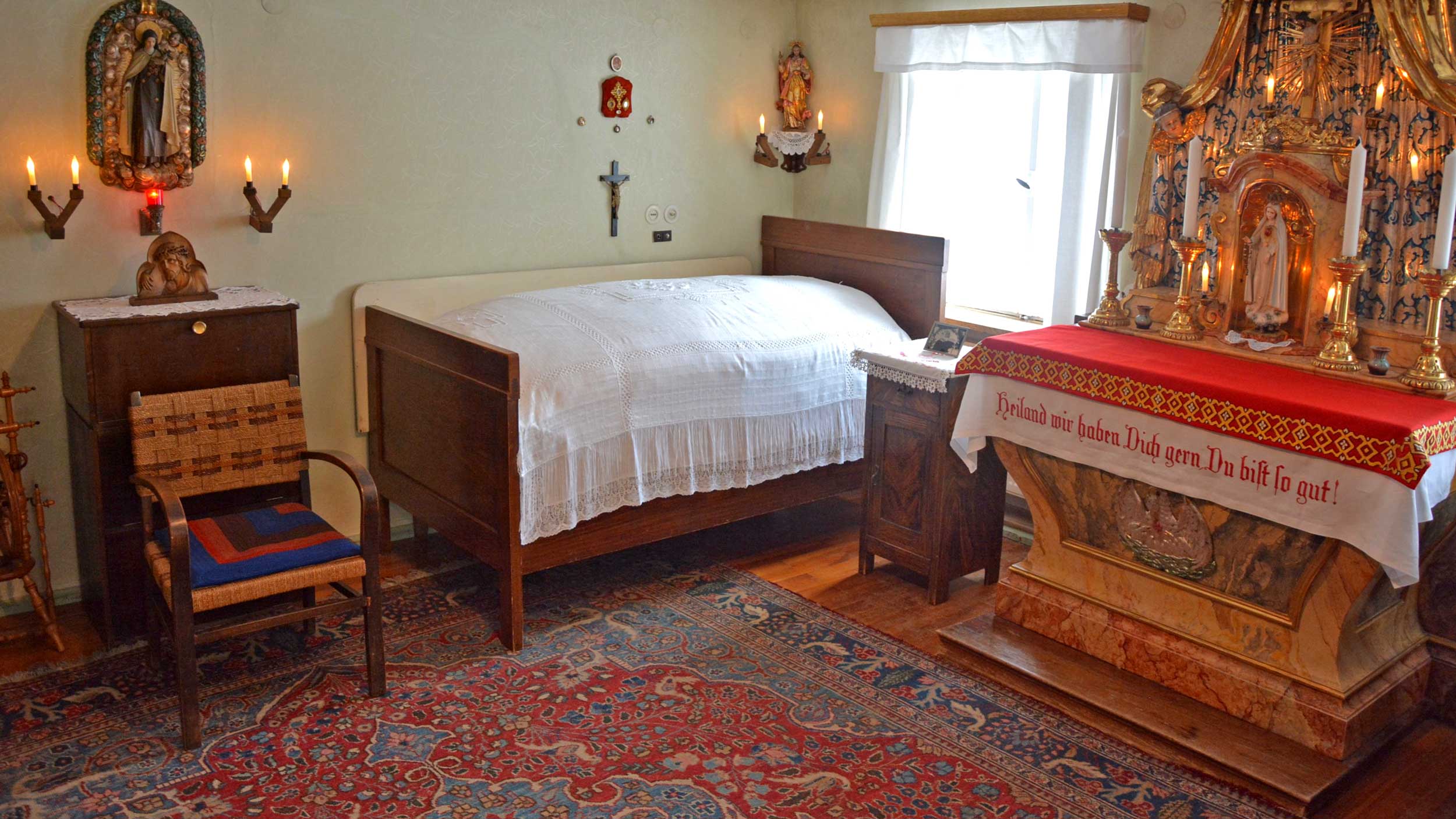 resl | © Josef Rosner schlafzimmer mit bett und hausaltar