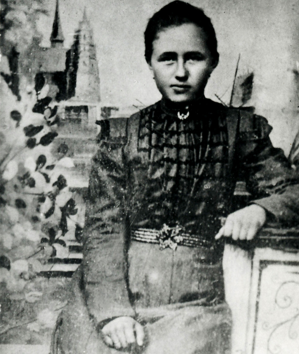 Anna Schäffer | © Bischöfliche Pressestelle Schwarzweißfoto einer jungen Anna Schäffer als Mädchen in vornehmer Kleidung