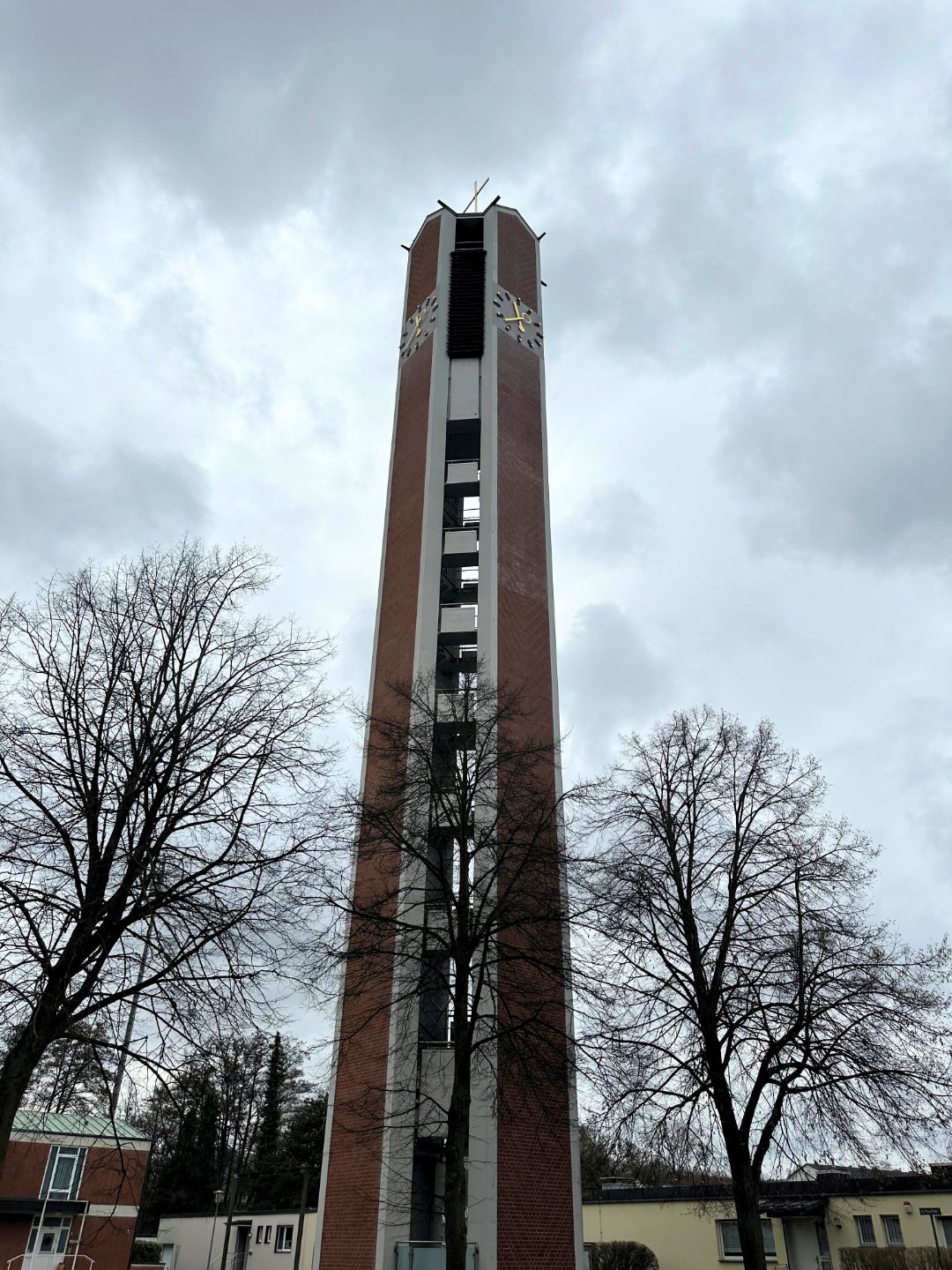 Freistehender moderner Glockenturm einer Kirche