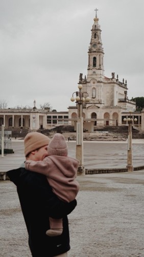 Vater mit kleiner Tochter auf dem Arm in Fátima
