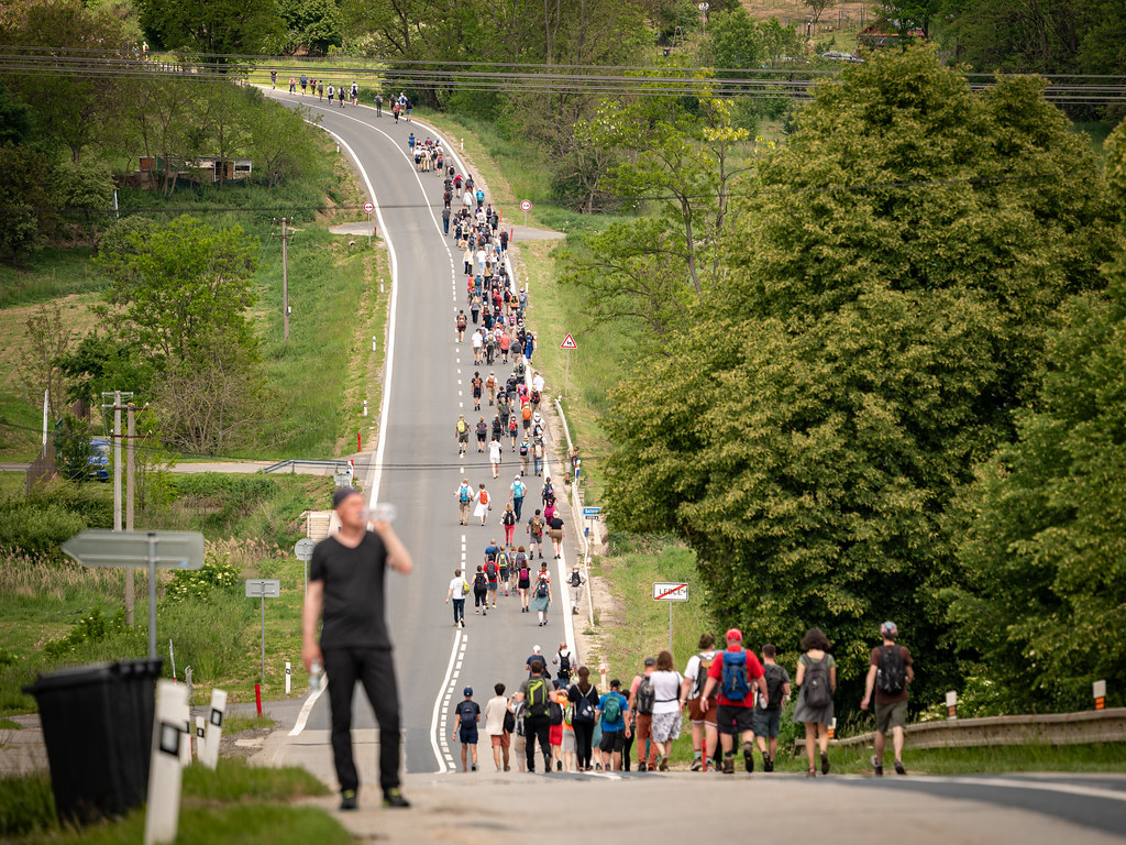 menschen gehen im gedenkmarsch strasse entlang