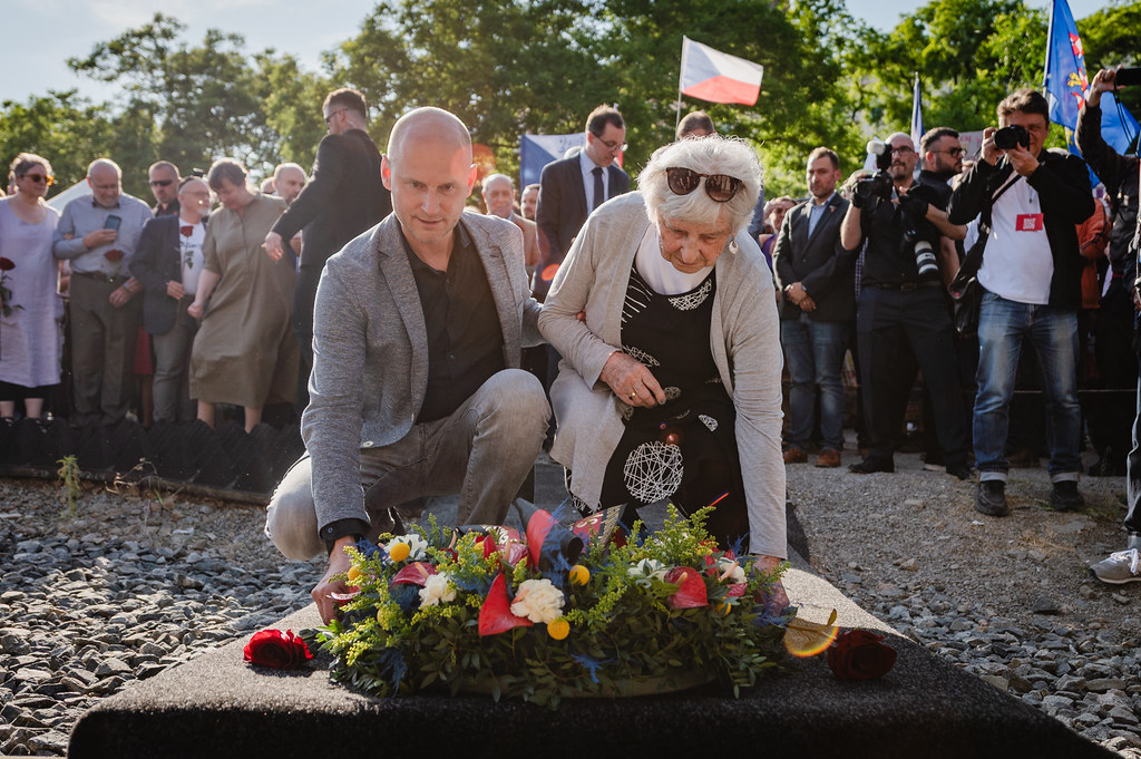 David Macek und Eva Paddock bei der Kranzniederlegung.