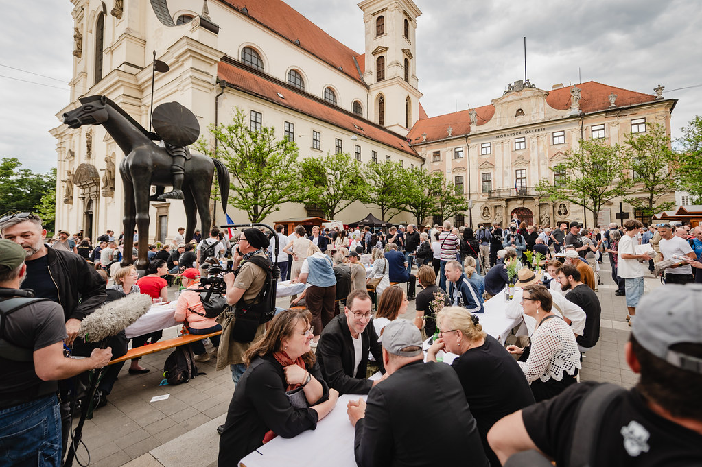 Menschen am Marktplatz von Brn.