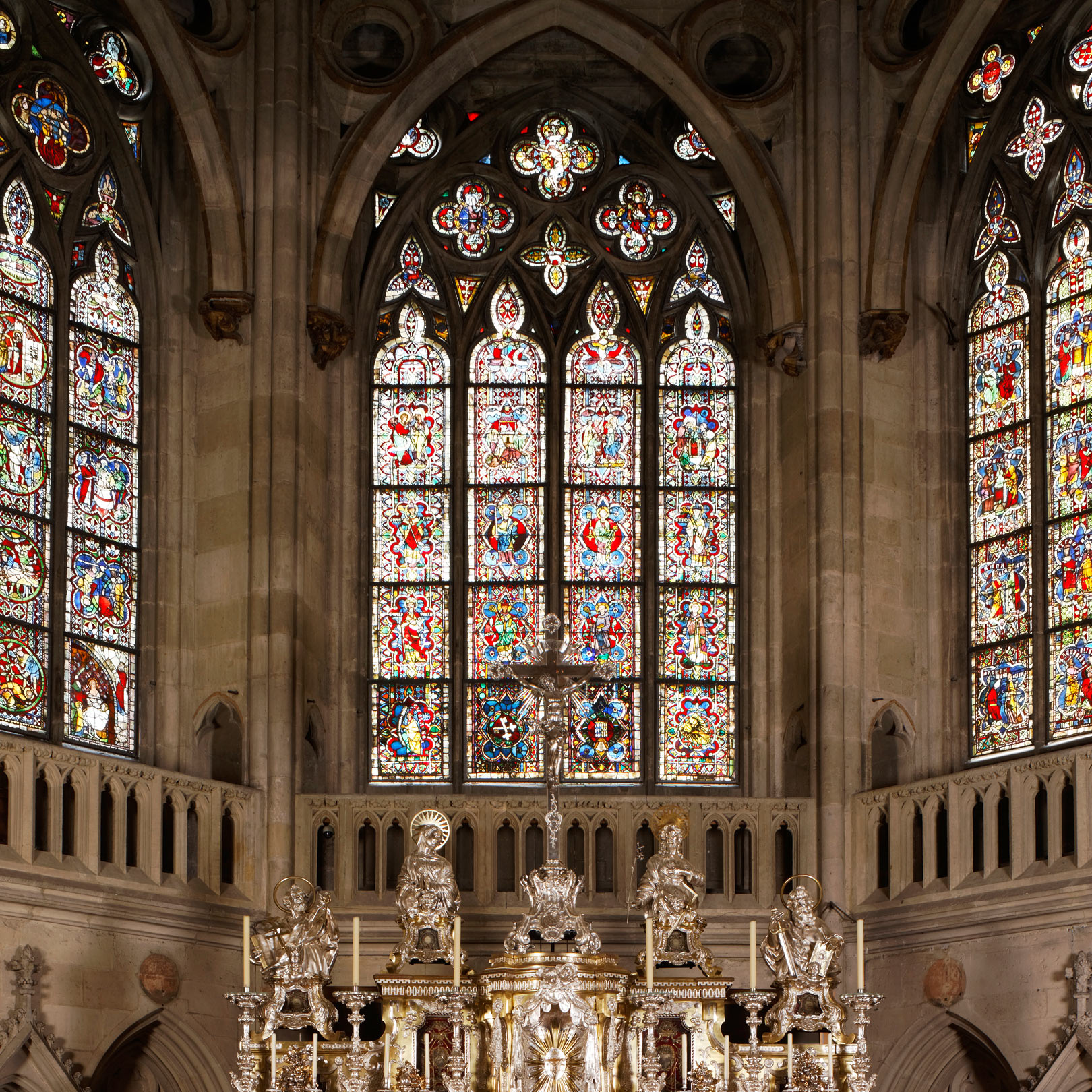 Hochaltar und Buntglasfenster im Dom