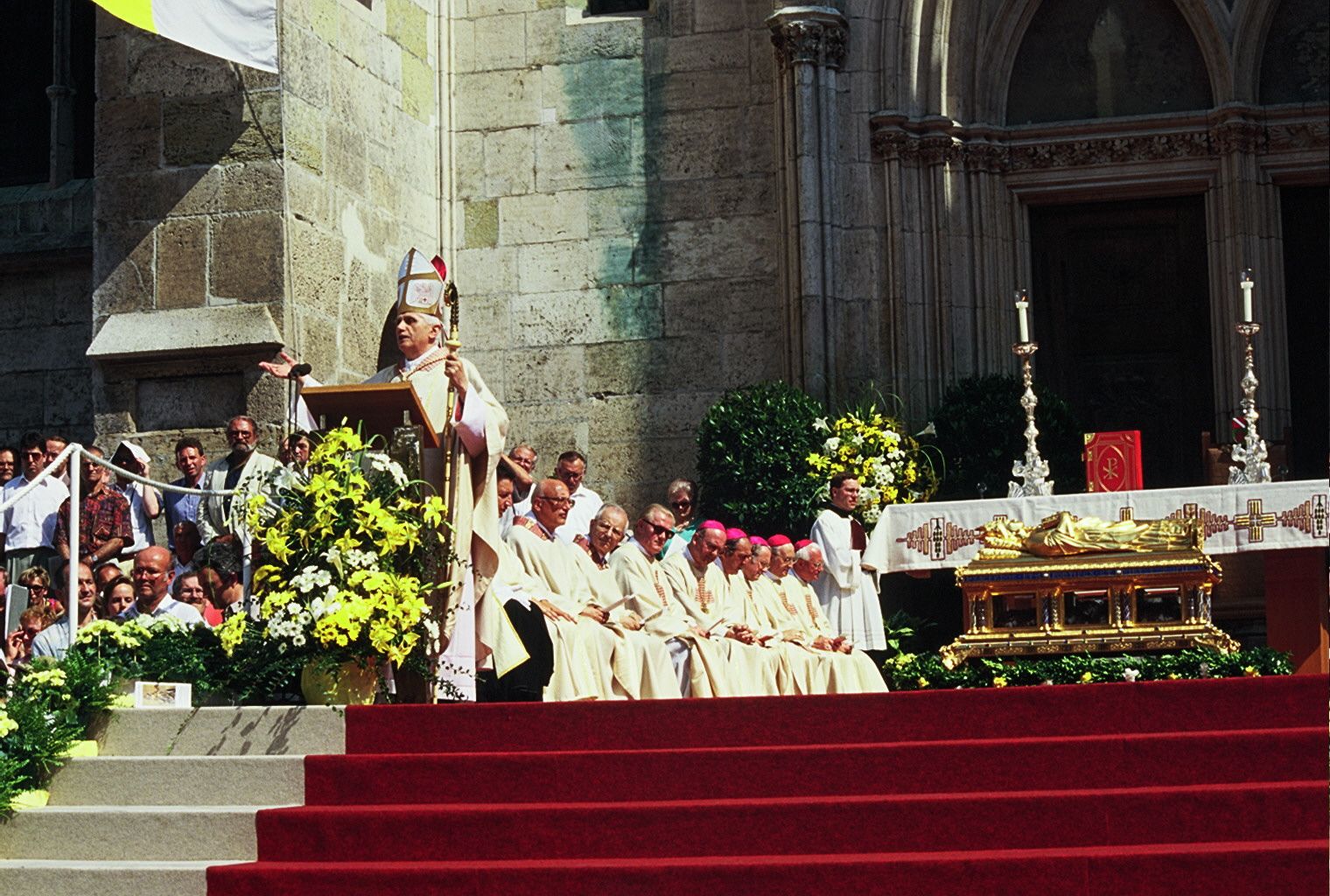 Kardinal Joseph Ratzinger predigt in Regensburg
