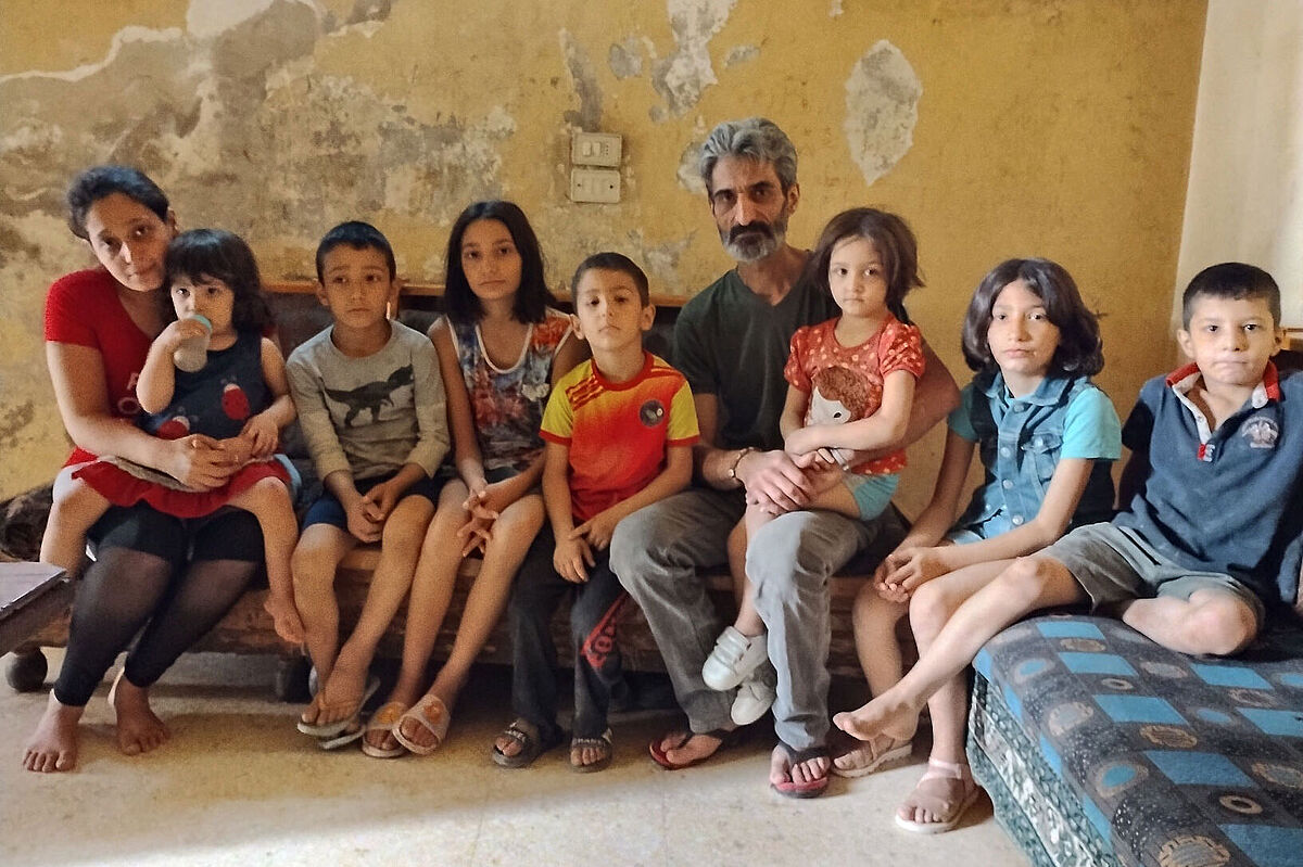 Syrische Familie in ihrem heruntergekommenen Wohnzimmer