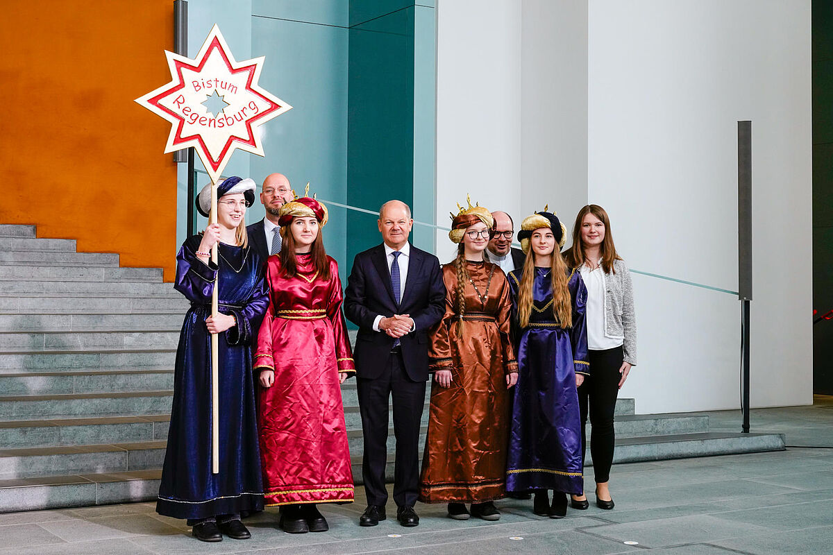 Jugendliche Sternsinger und Bundeskanzler Gruppenfoto