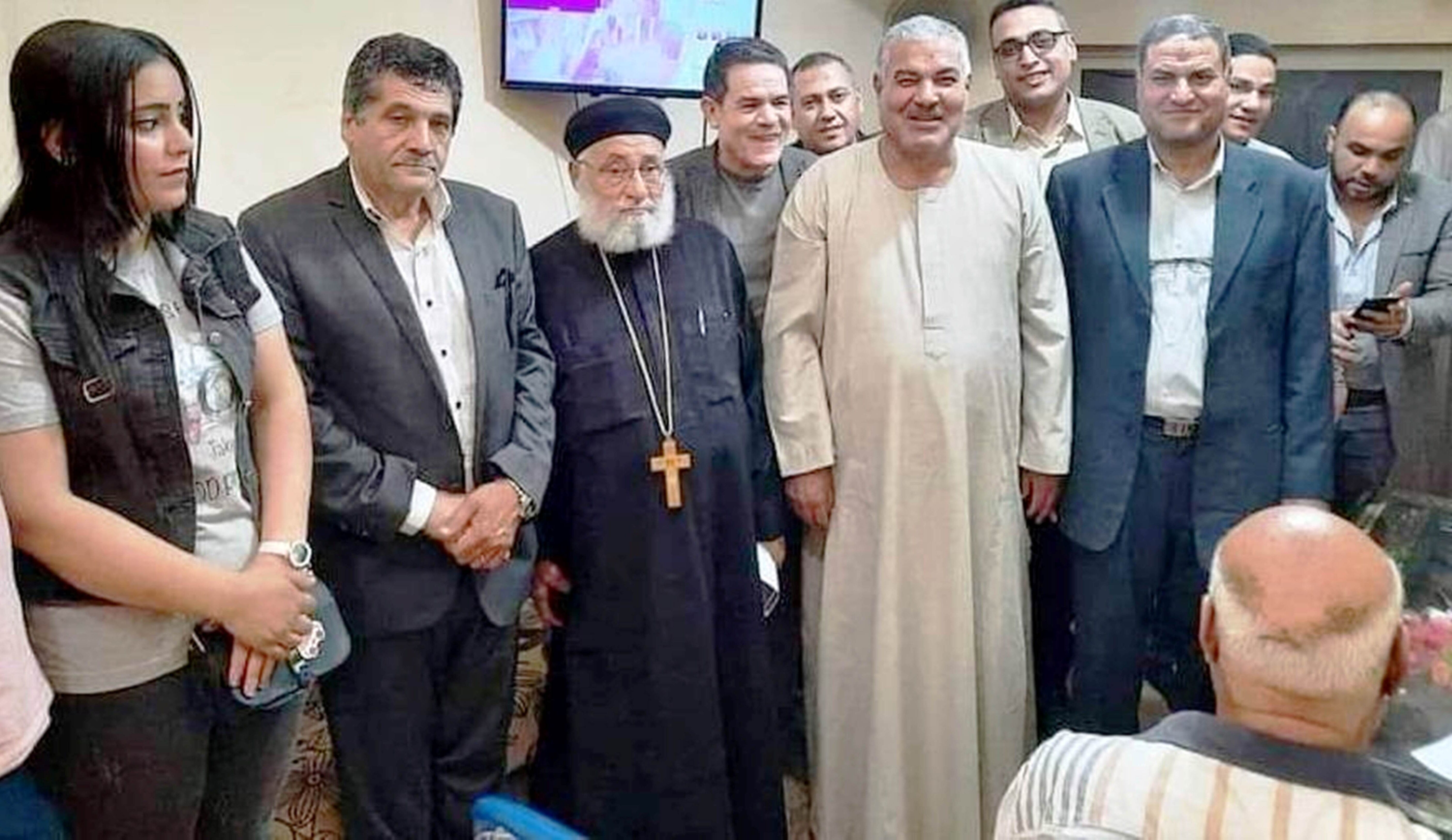 Bischof mit anderen Christen