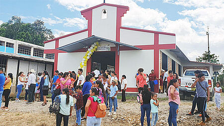 Neue Kapelle im peruanischen Dorf Los Angeles