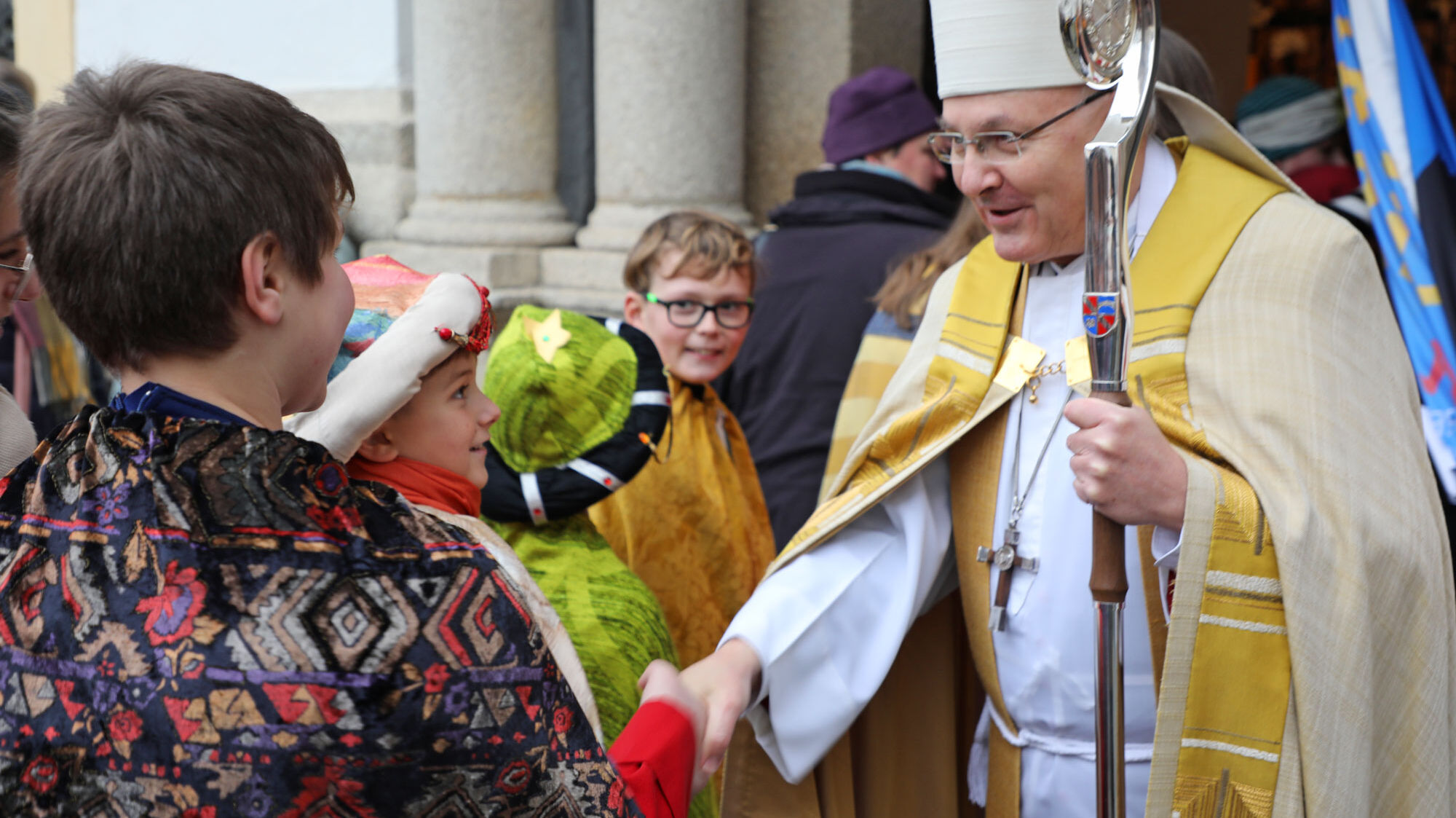 Bischof Rudolf begrüßt jeden einzelnen Sternsinger am Eingang der Basilika