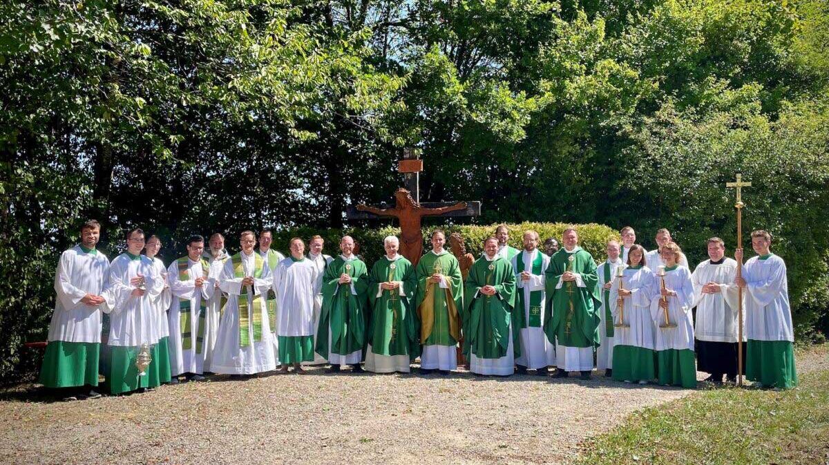 Priester vor Eucharistiefeier