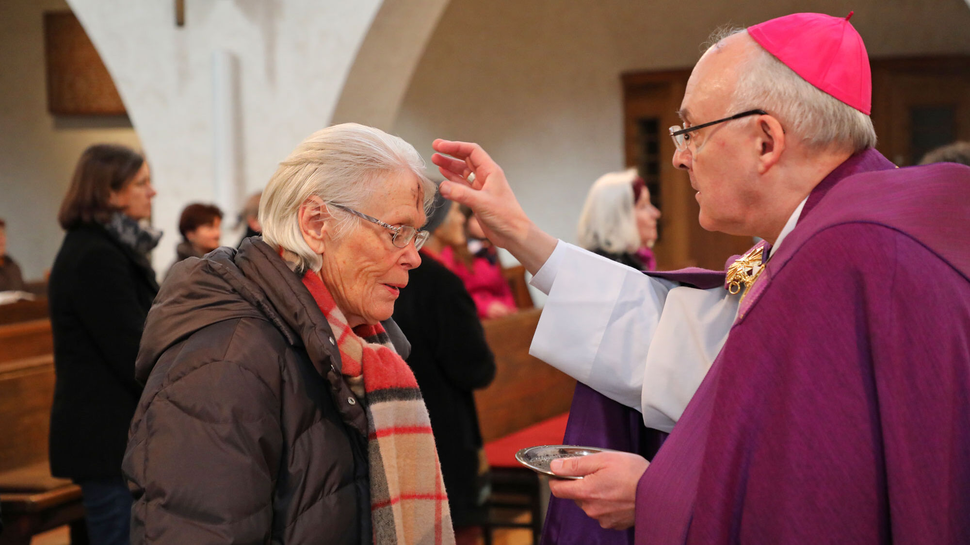 Bischof Rudolf legt das Aschekreuz auf