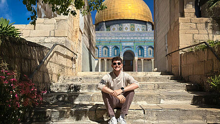 Junger Mann sitzt auf den Stufen von Jerusalem