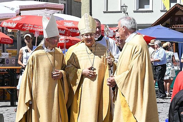 Drei Geistliche im Gespräch