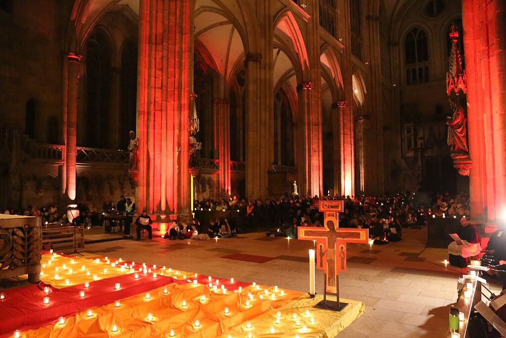Regensburger Dom von innen mit Kerzen und Lichtern erhellt