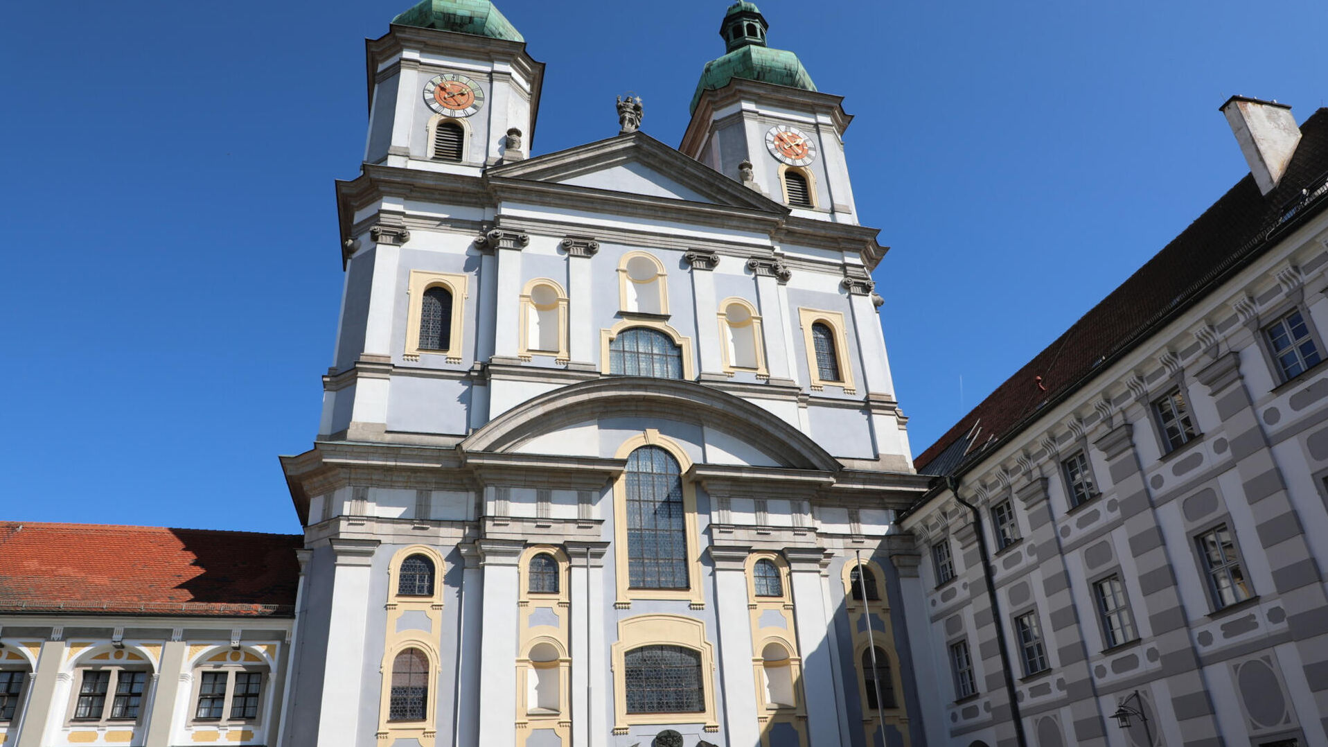 Barocke Klosterkirche vor strahlend blauem Himmel