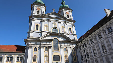 Barocke Klosterkirche vor strahlend blauem Himmel