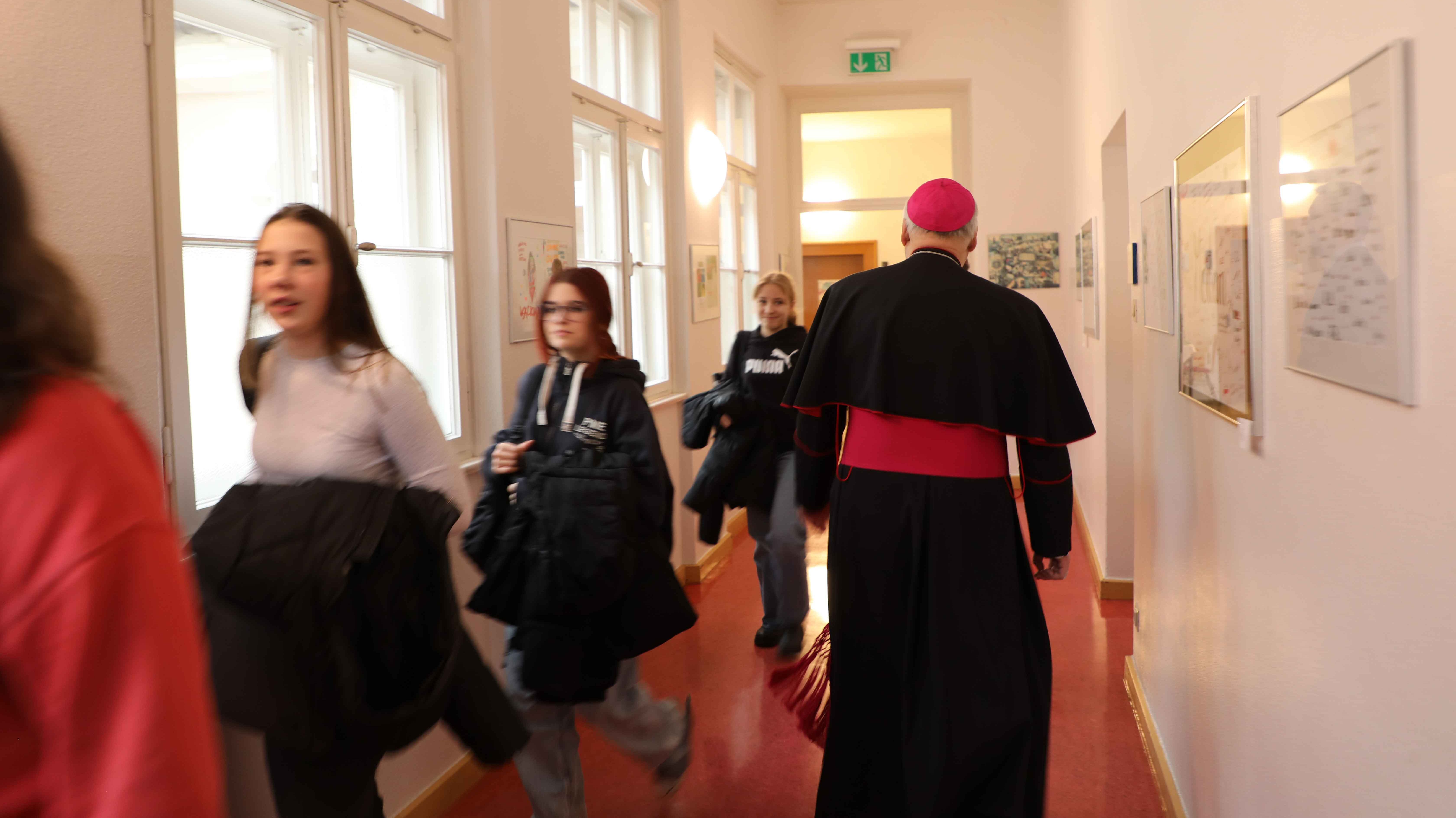 Bischof Rudolf Voderholzer bei der Besichtigung der Dr.-Johanna-Decker-Schulen.