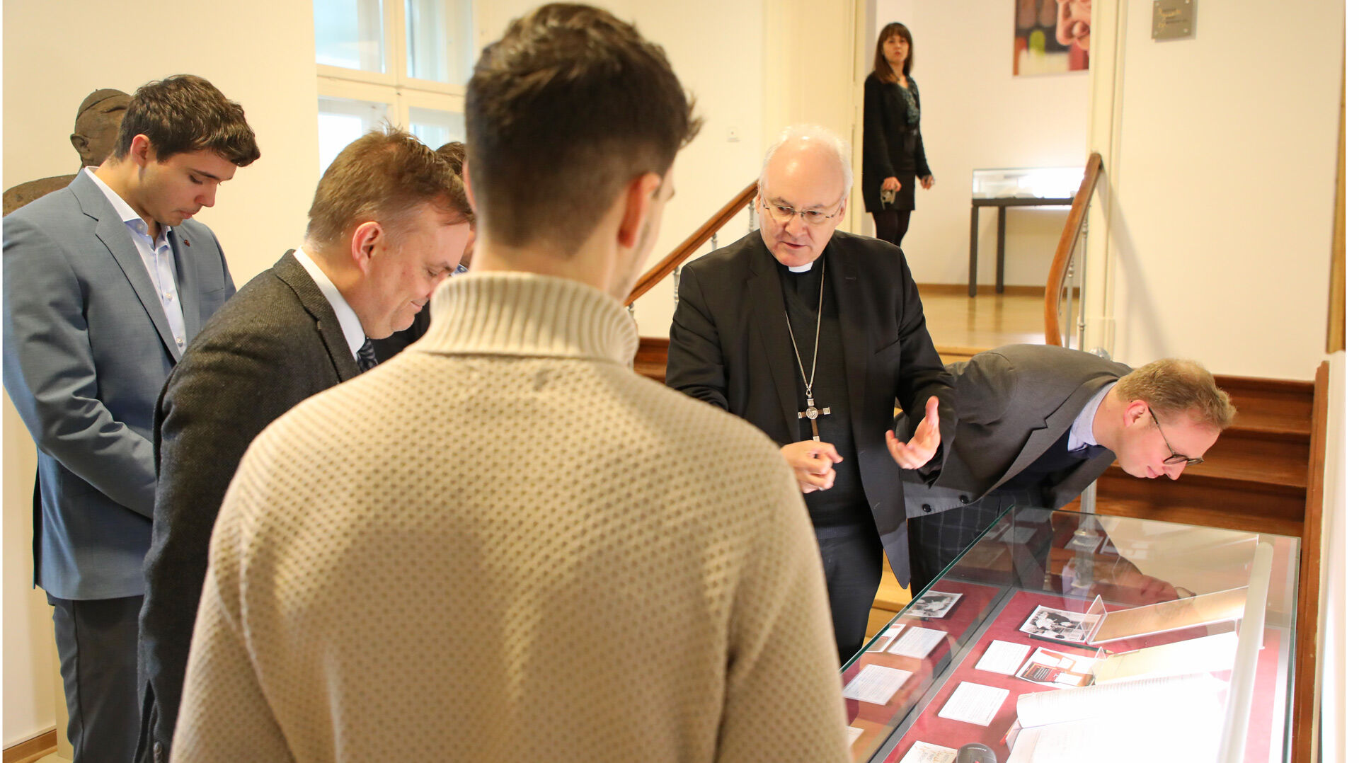 Bischof Rudolf führt den Münchner Besucher durch das Institut Papst Benedikt XVI.