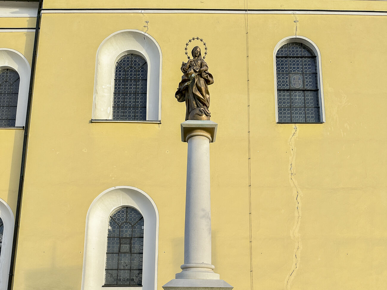 Marienfigur vor der Kirche