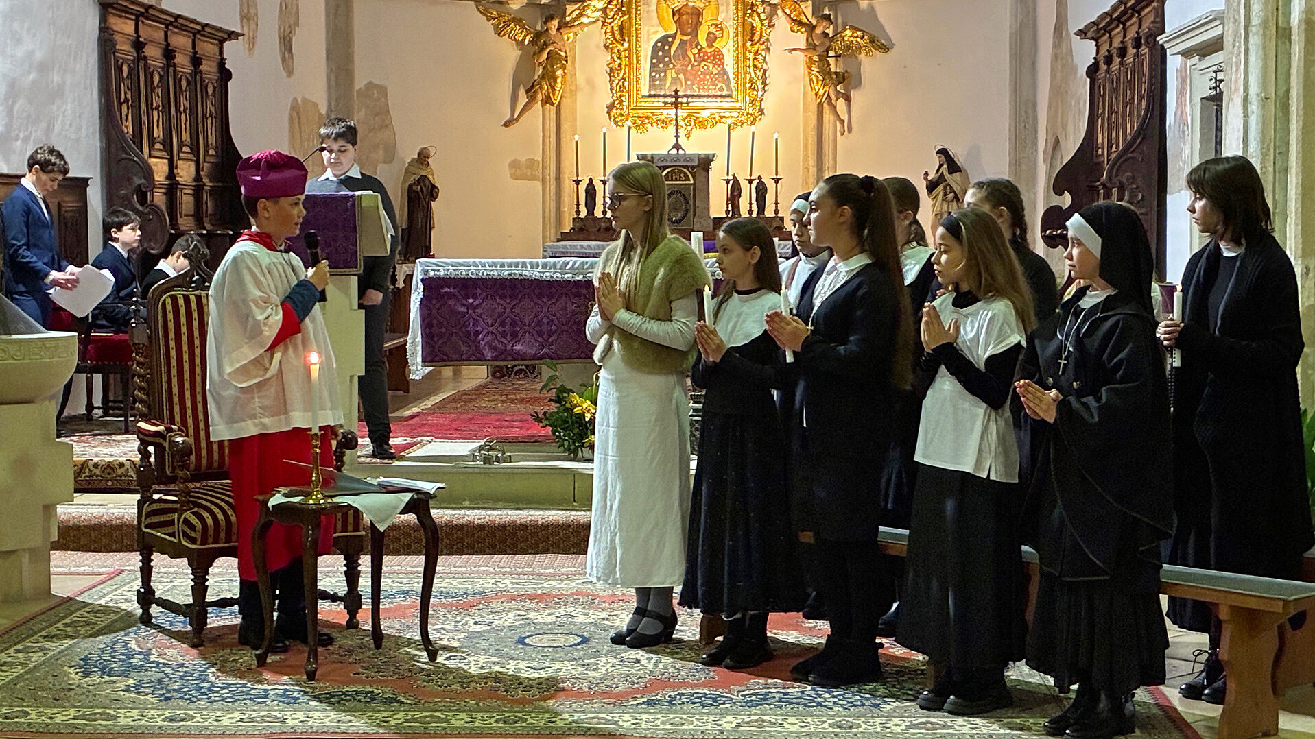 Aufführung eines Theaterstückes über das Leben des hl. Wolfgang durch die Schülerinnen und Schüler der Grundschule der deutschen Minderheit in Sopron. Der hl. Wolfgang unterrichtet u.a. die selige Gisela, die später als Gemahlin des hl. Königs Stephan I. die Missionierung Ungarns vollenden sollte.