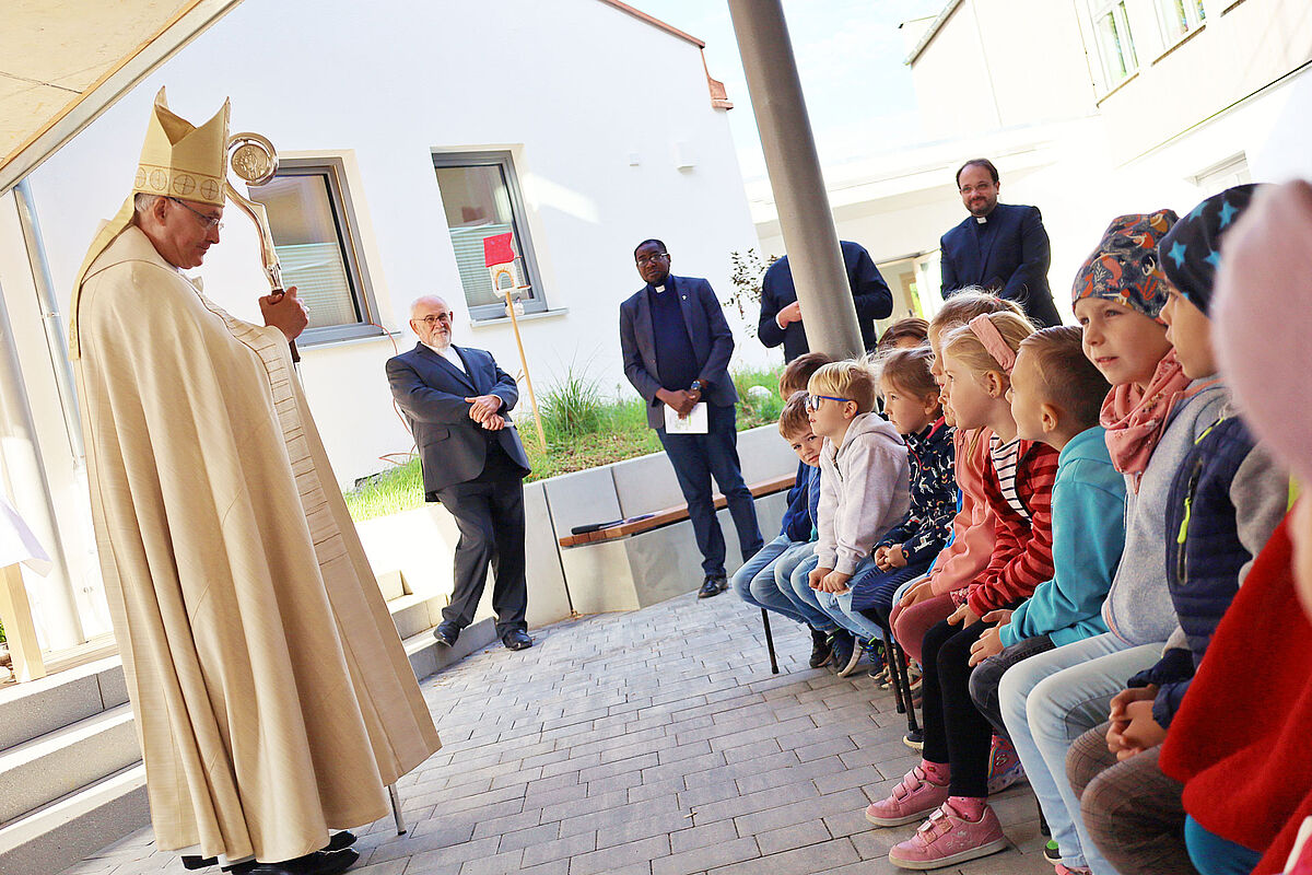 Bischof Rudolf erklärte den interessierten Kindern etwas