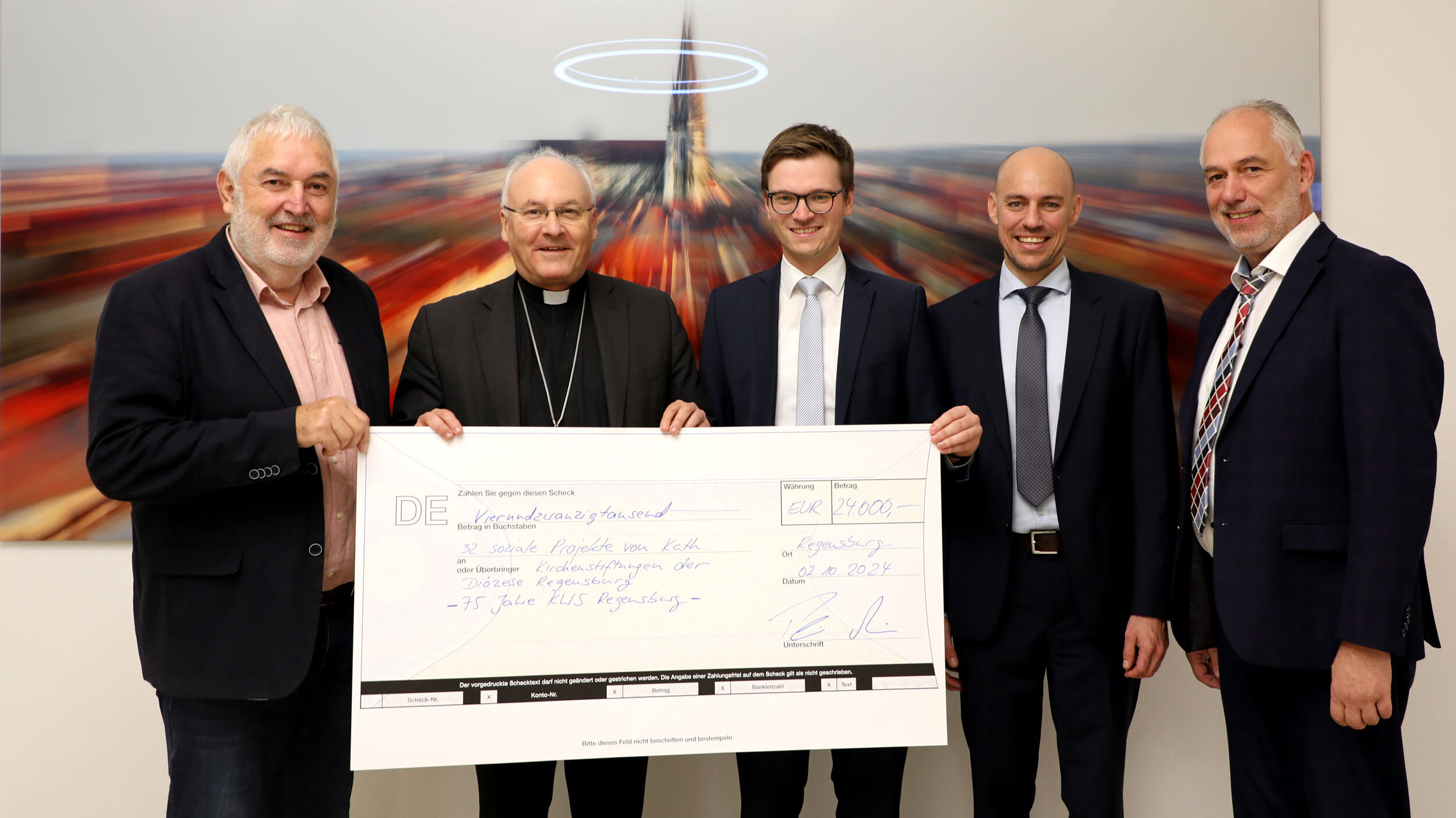 Stellvertretend für alle 32 Projekte überreichten der Regensburger Bischof Rudolf Voderholzer, KWS-Aufsichtsratsvorsitzender Wolfgang Bräutigam, Geschäftsführer Maximilian Meiler und Prokurist Florian Maier einen Scheck an den Kirchpfleger der Kirchenstiftung St. Wolfgang in Regensburg, Peter Eibl