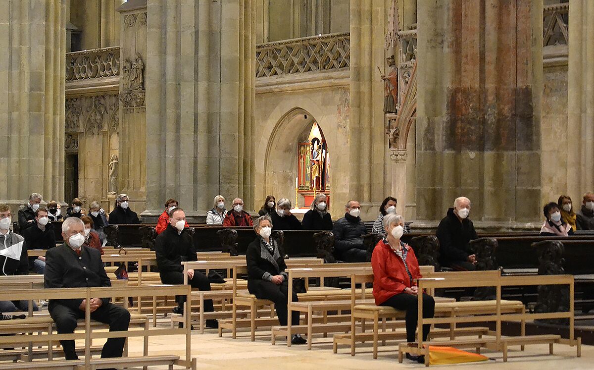 6. Todestag Bischof Manfred Müller: Der Regensburger Dom St. Peter war bis in die hinteren Reihen mit Kirchenbesuchern gefüllt. 