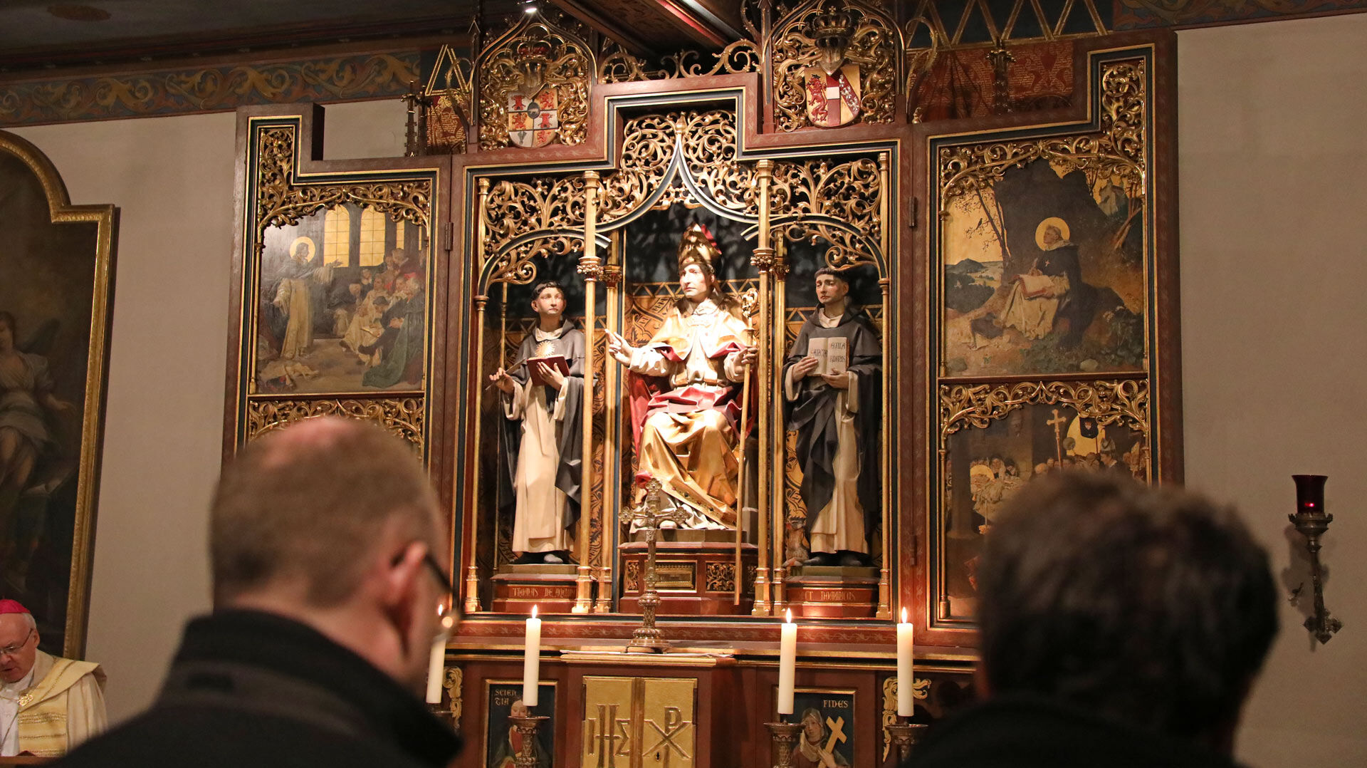 Altar in der Albertus-Magnus Kapelle im Kreuzgang von St. Blasius