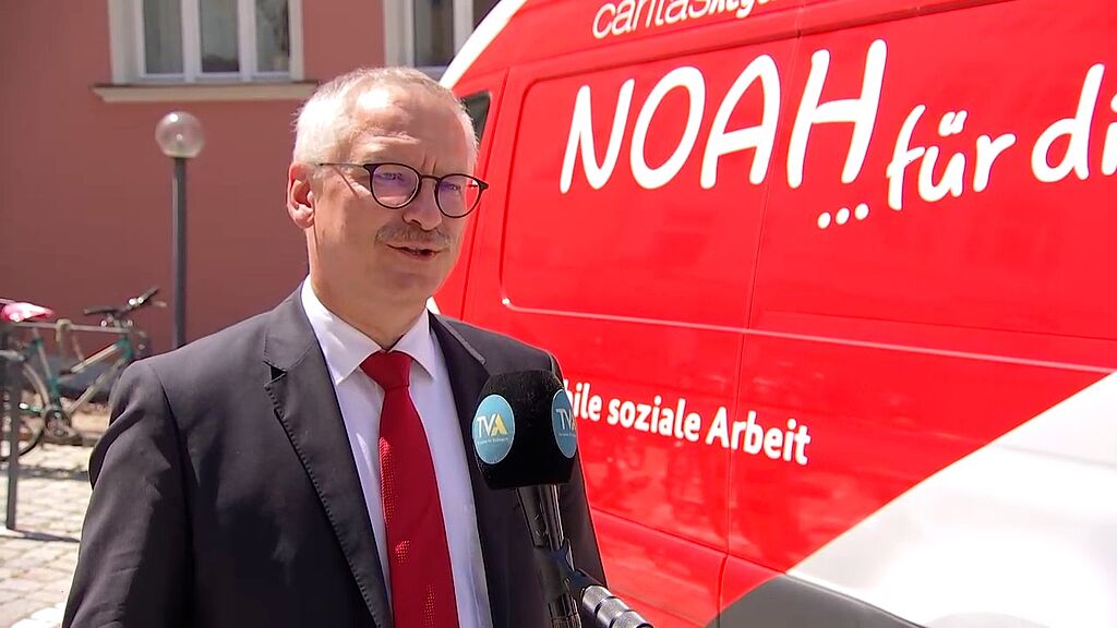 Diözesan-Caritasdirektor Michael Weißmann vor dem NOAH-Mobil.