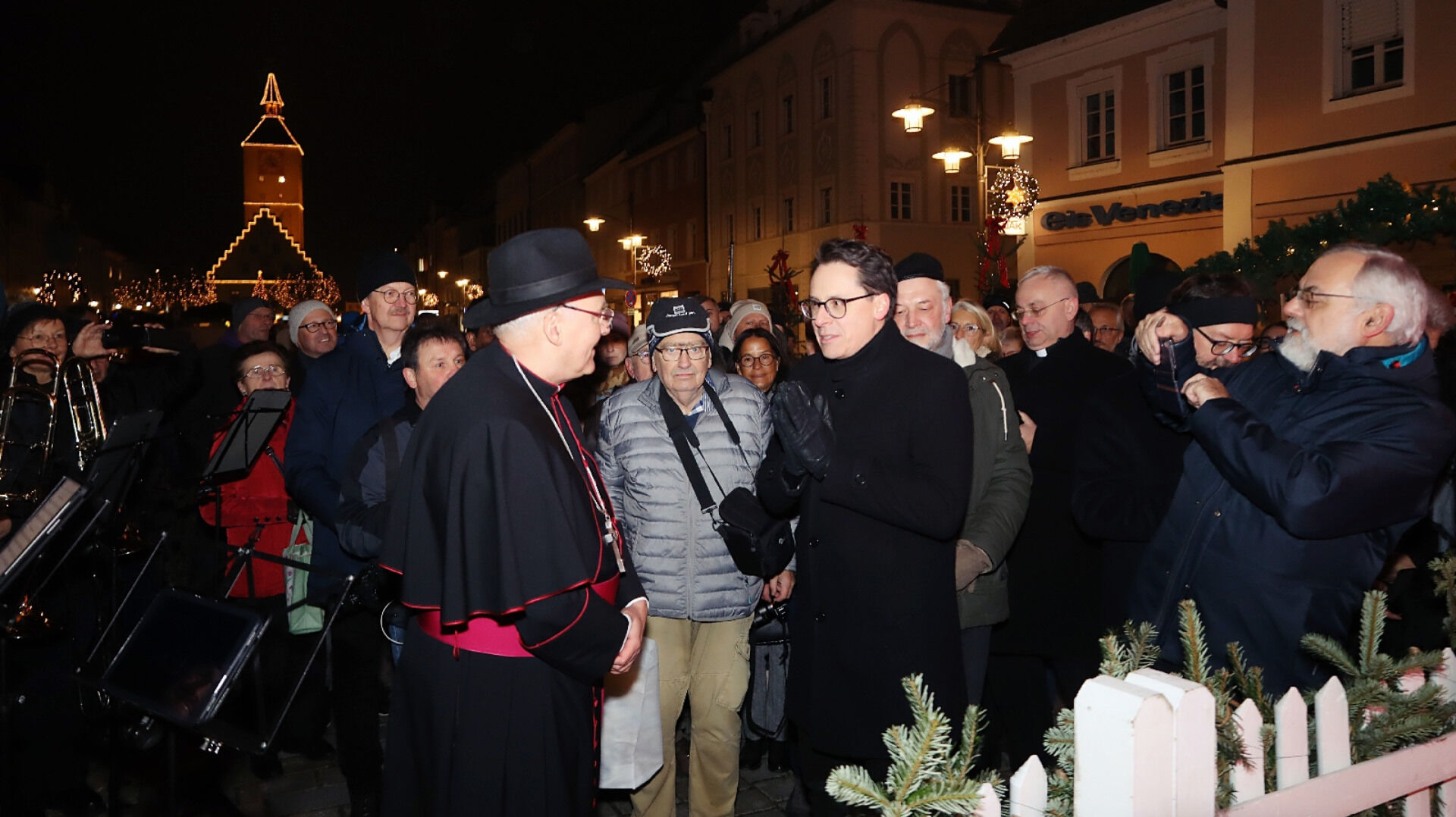 Zahlreiche Deggendorfer, aber auch sehr viele Gäste aus Písek nahmen an der Eröffnung teil. Im Hintergrund ist das alte Rathaus zu sehen, in dem der Kunsthandwerkermarkt noch bis zum 23. Dezember residiert - dort steht ebenfalls eine Krippe im Historischen Saal im Zentrum. Auch mit dem Deggendorfer Krippenbummel durch die Altstadt lassen sich viele Krippen in den Schaufenstern entdecken.