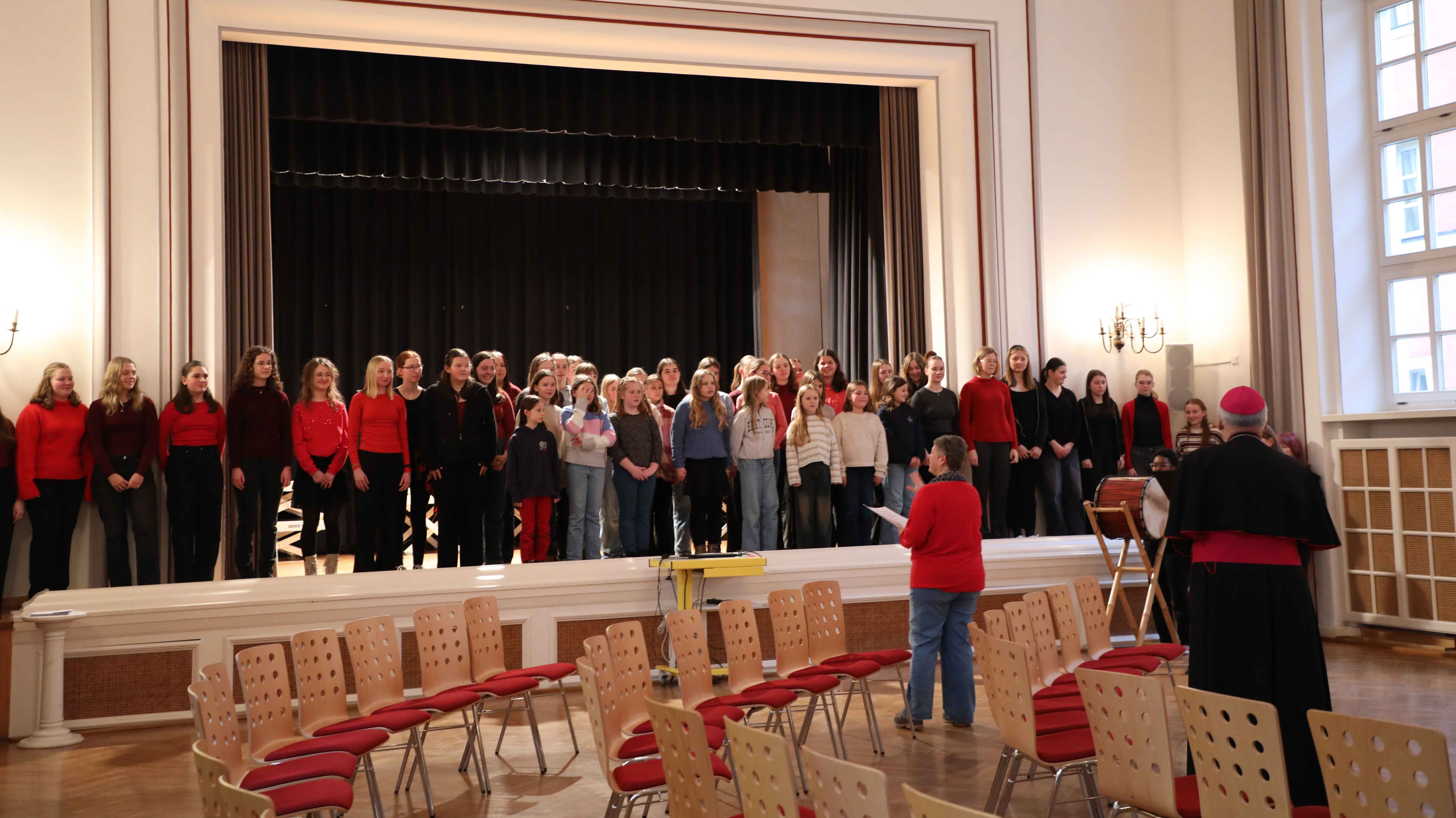 Schülerinnen der Dr.-Johanna-Decker-Schulen singen für Bischof Rudolf Voderholzer.