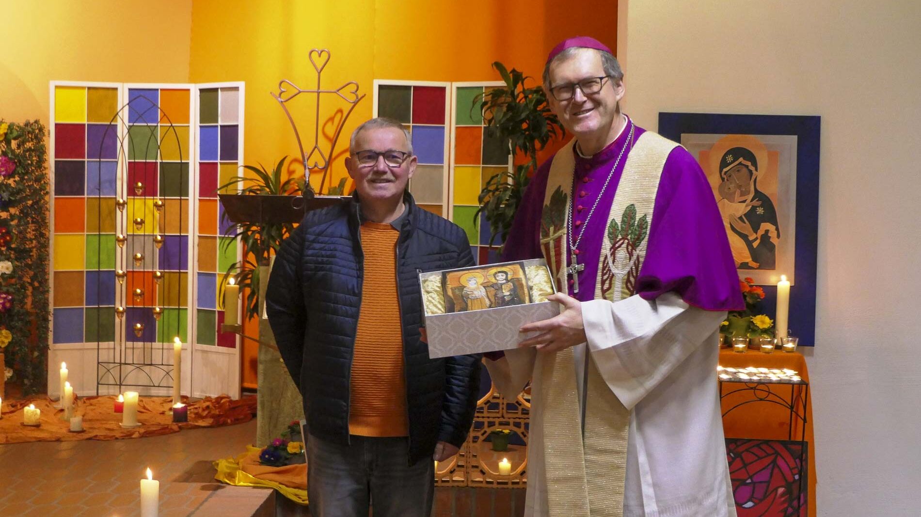 Klaus Wagenpfeil dankte Weihbischof Dr. Josef Graf mit einer Ikone aus Taize.