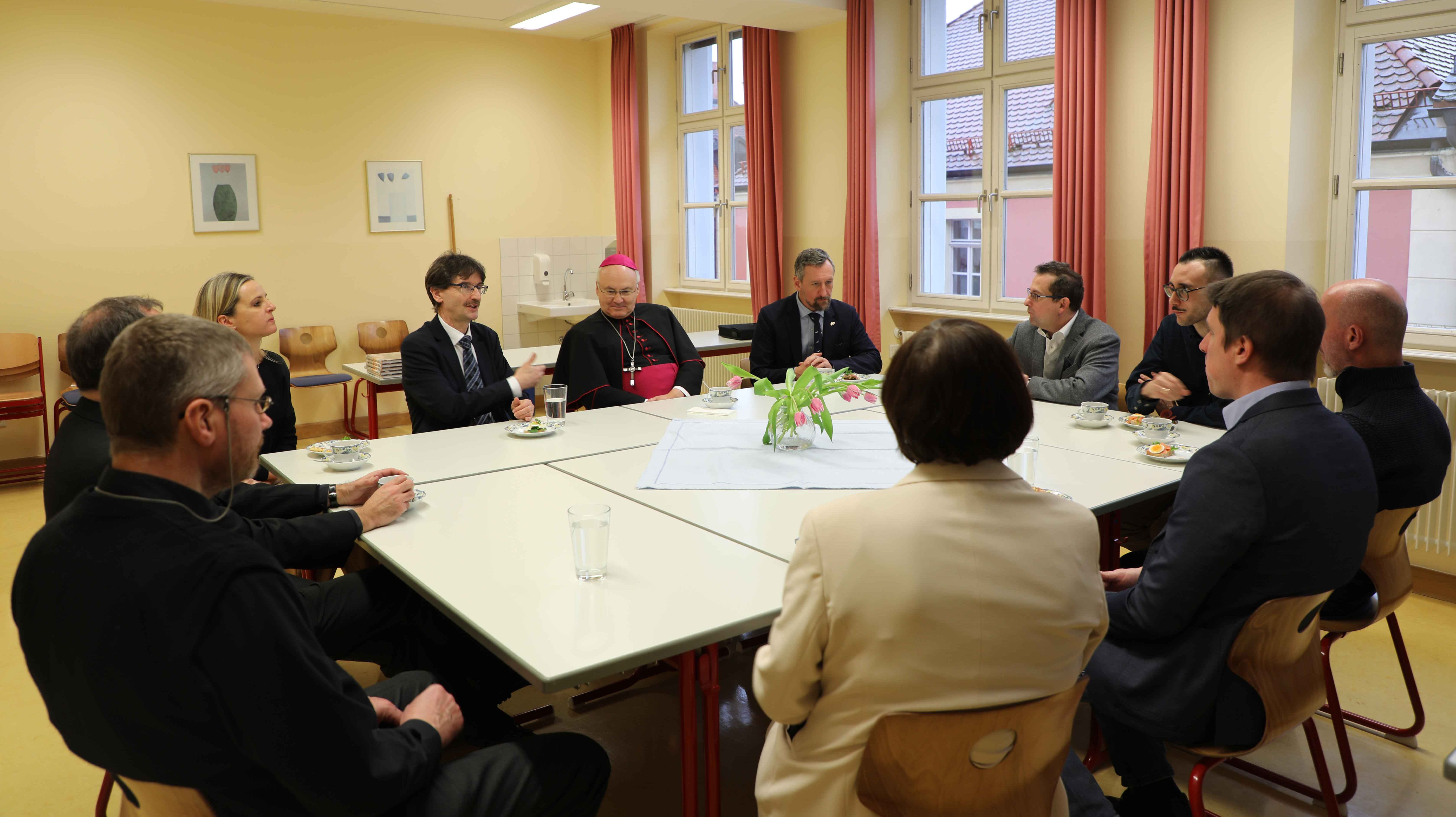 Bischof Rudolf Voderholzer im Gespräch mit der Dr.-Johanna-Decker-Schule in Amberg, der Schulstiftung, dem Hauptabteilungsleiter Schule Martin Priller und anderen.