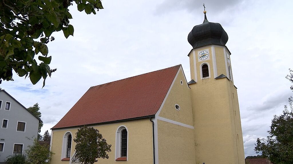 Ein Bild der Außenansicht der Kirche St. Ottilia in Laufenthal für die Videoreihe: "Bei uns im Bistum".