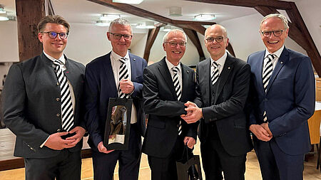 Das Bild zeigt ein Gruppenfoto (v.l.n.r): Ökonom Simon Steber, Josef Achatz, Hans Pschorn, Komtur Dr. Thomas Koch, Kanzler Alfred Eichinger.