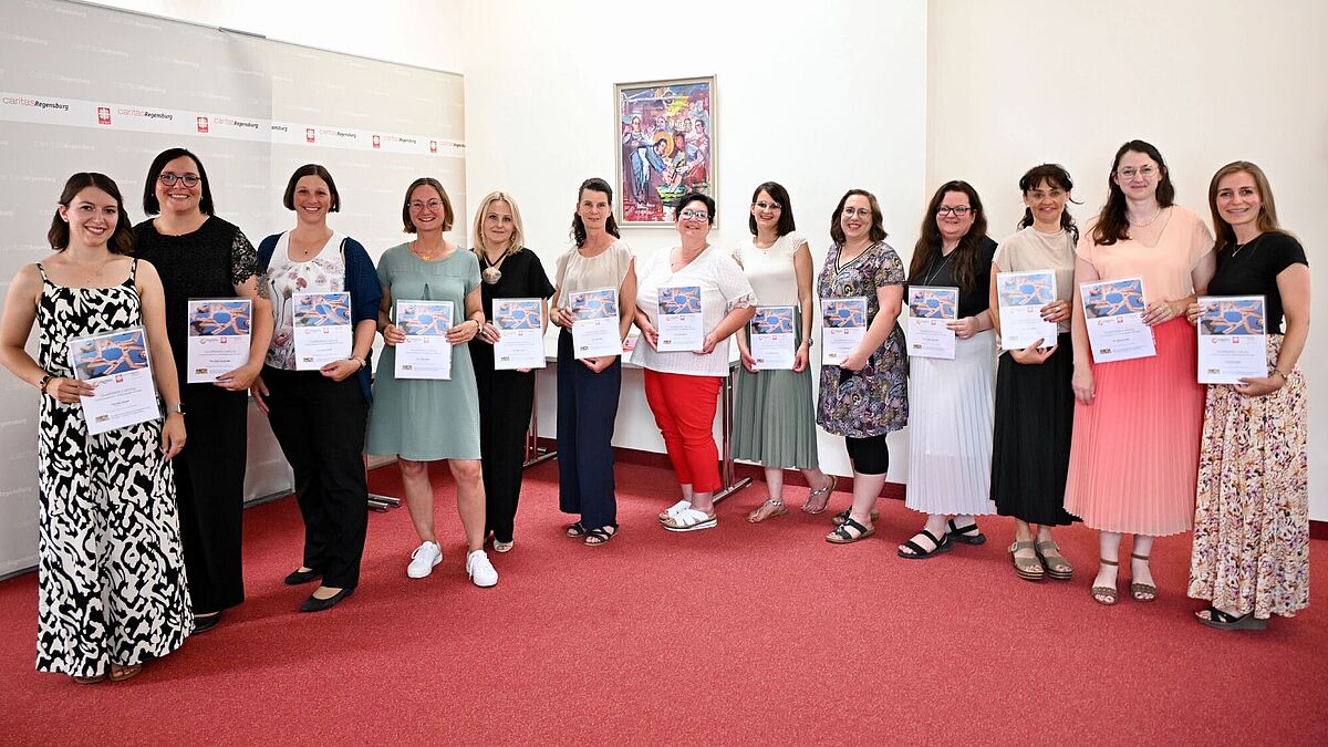 13 pädagogische Fachkräfte haben in der Caritas-Zentrale in Regensburg ihre Zertifikate „Qualifizierte Leiterin“ erhalten. Drei weitere waren entschuldigt und bekamen sie per Post. (Foto: H.C. Wagner)