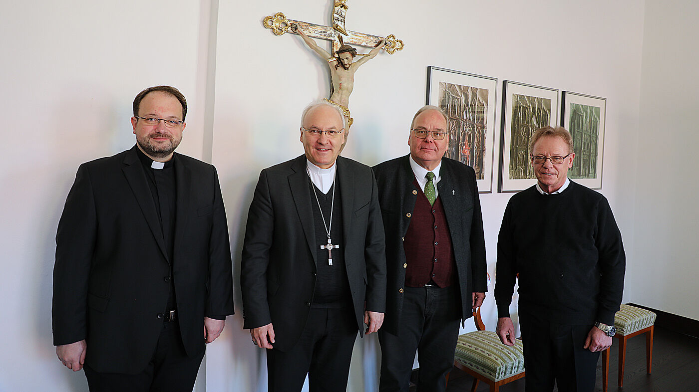 Pfarrer Jürgen Josef Eckl (links) mit Domvikar Msgr. Harald Scharf (rechts) und Diakon Walter Bachhuber bei Bischof Rudolf Voderholzer