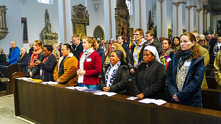 Bischof Jung, Menschen aus Papua Neuguinea und andere Gläubige feiern den Abschlussgottesdienst zur Monat der Weltmission 2024.