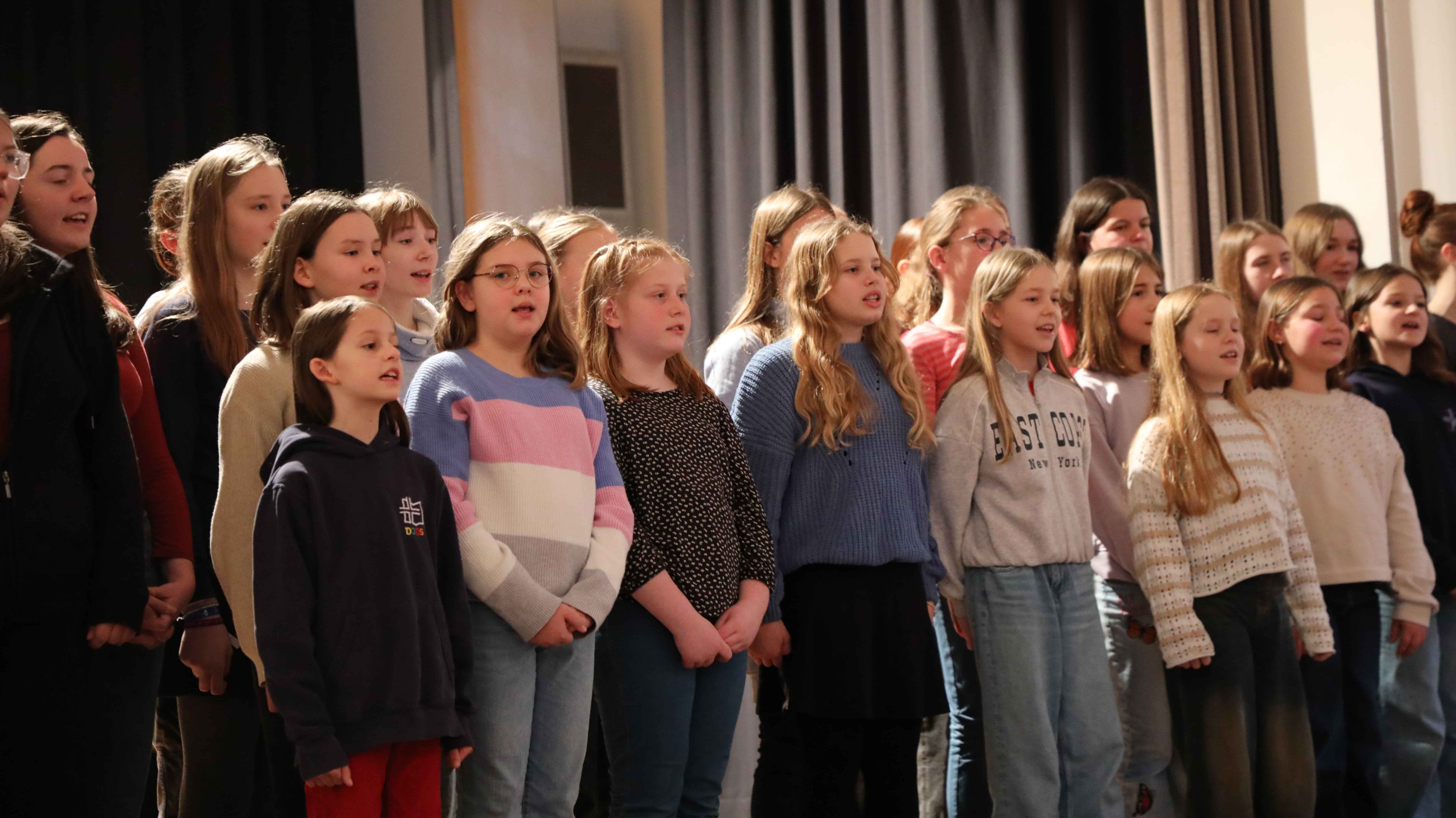 Singende Schülerinnen der Dr.-Johanna-Decker-Schulen.