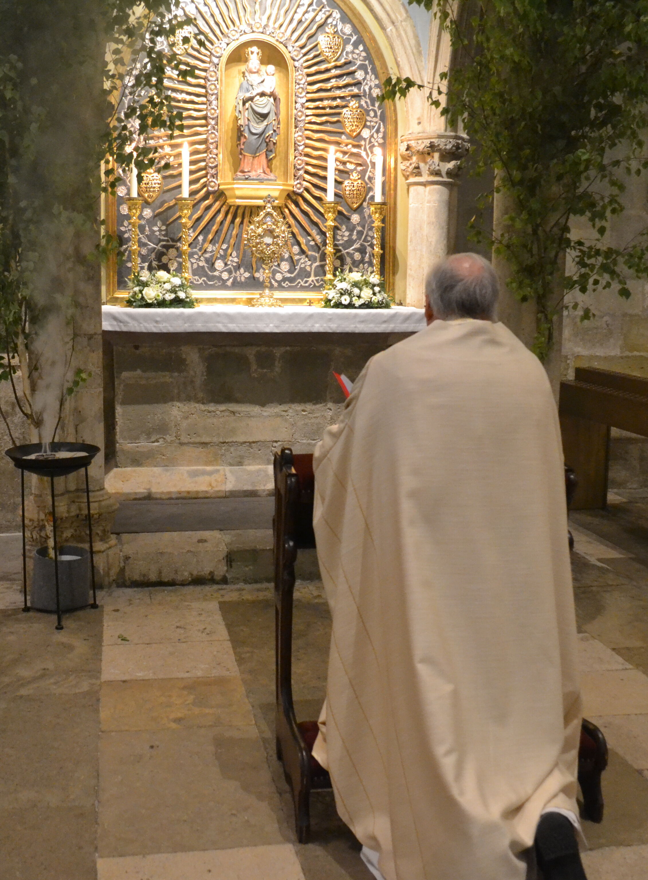 Bischof Voderholzer betet vor dem Marienaltar im Regensburger Dom