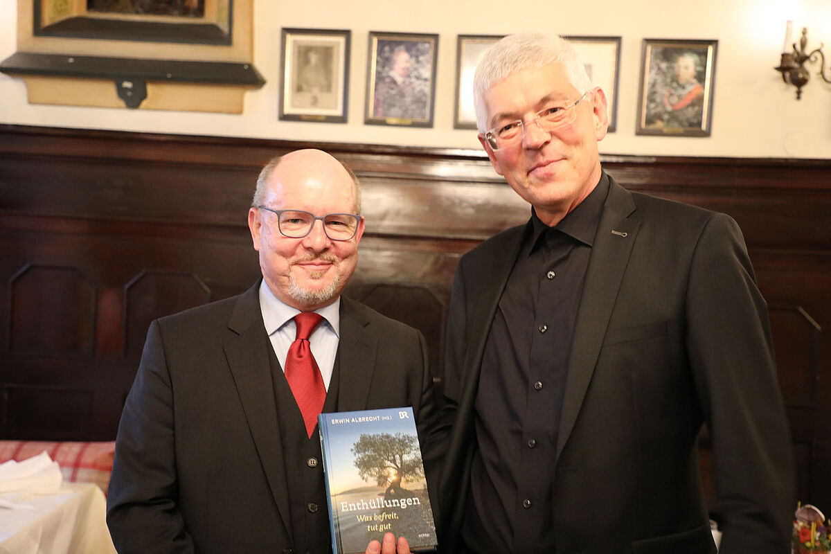 Markus Reder und Monsignore Erwin Albrecht präsentieren das neue Buch „Enthüllungen. Was befreit, tut gut“