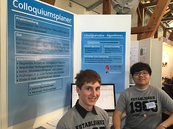 Simon Siegert und Alexander Nguyen sind stolz auf ihren Colloquiums-Planer, der vielleicht bald schon an allen bayerischen Gymnasien Verwendung finden könnte.