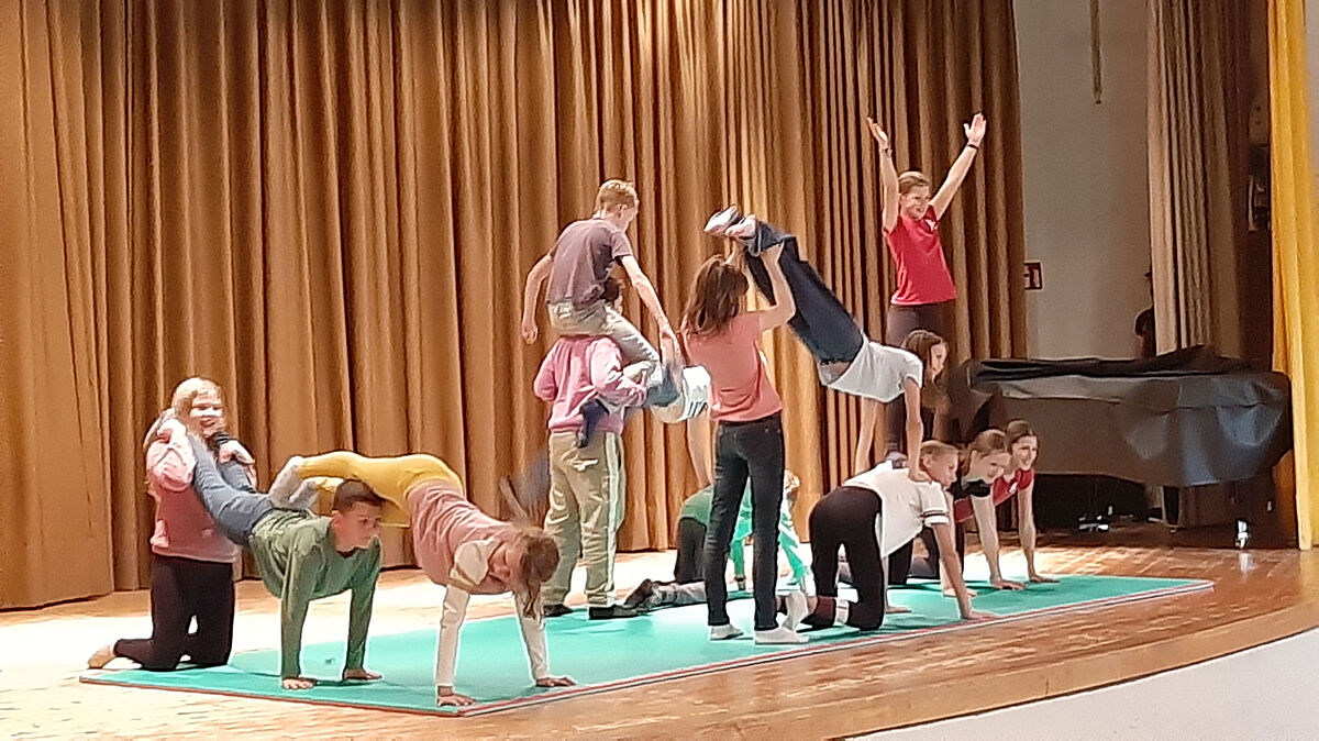 Kinder führen Akrobatik auf einer Bühne vor