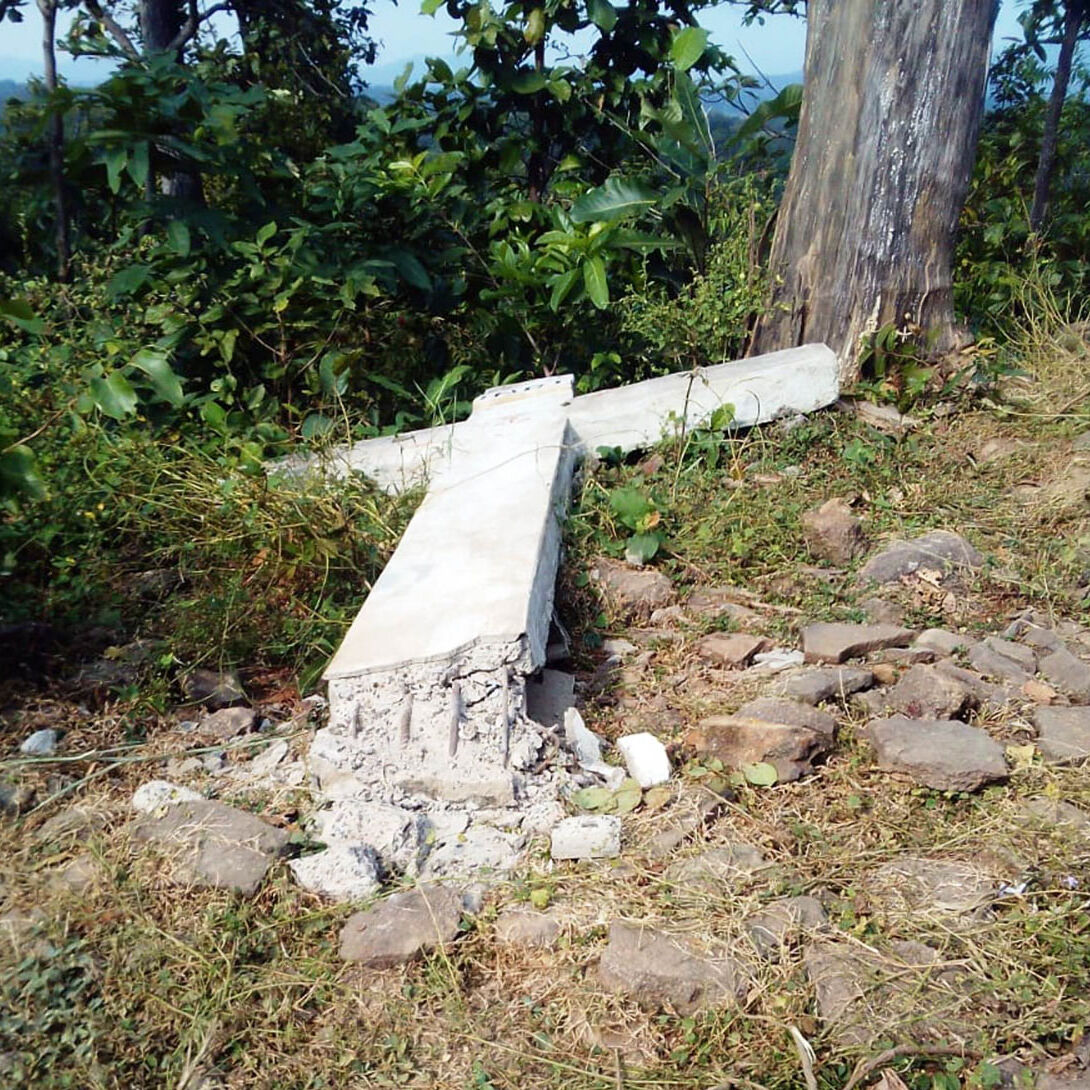Umgestürztes Kreuz nach einer christenfeindlichen Attacke im Bundesstaat Chhattisgarh
