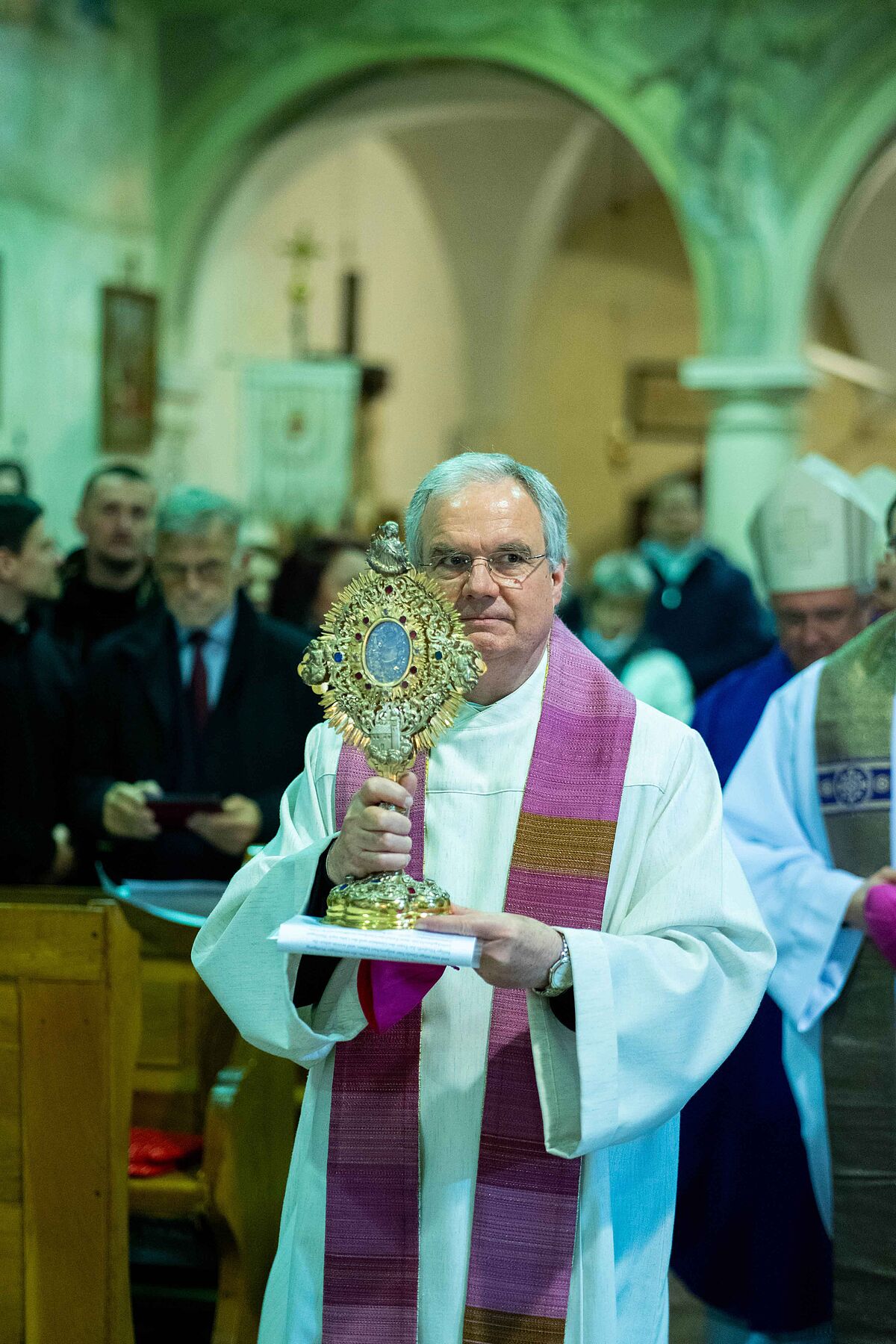 Domvikar Andreas Albert trägt im Gottesdienst in der Klosterkirche Wandorf eine Reliquie des heiligen Wolfgangs, die extra aus Regensburg mitgebracht wurde.